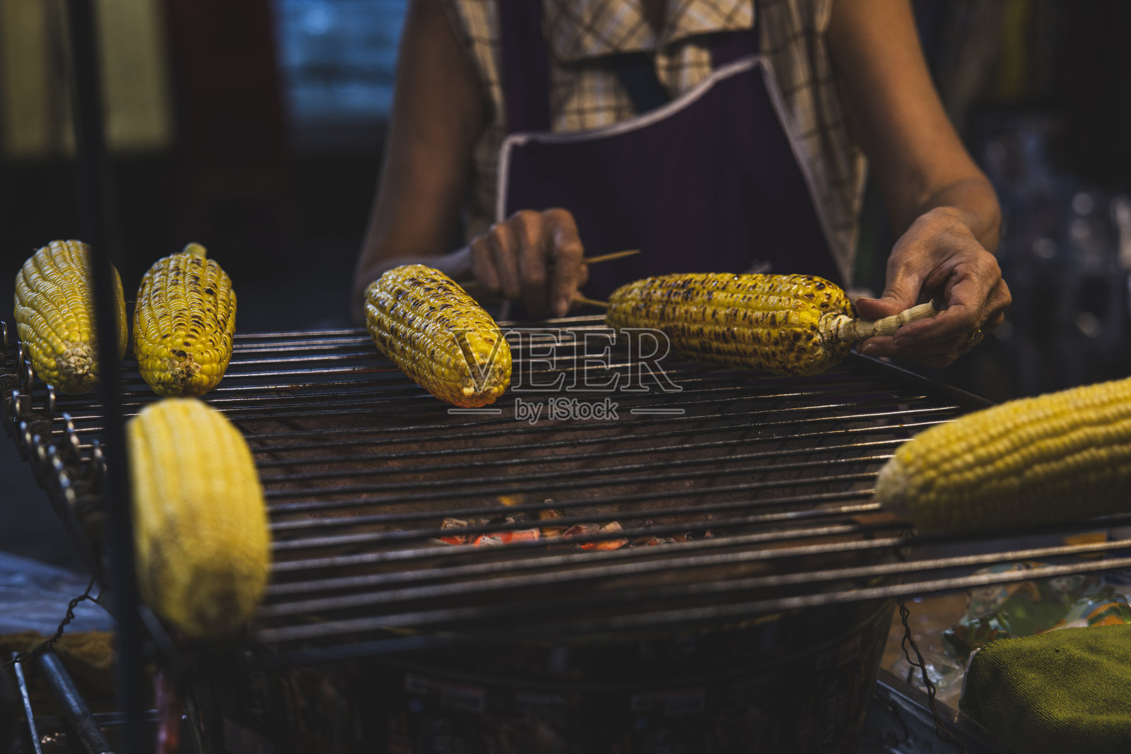 在街上卖烤玉米照片摄影图片