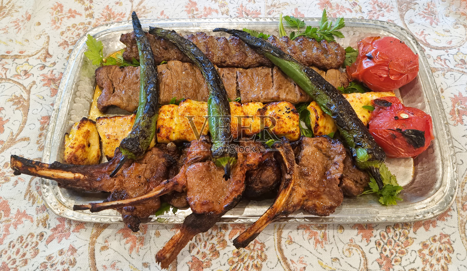 切成片放在盘子里的牛排照片摄影图片