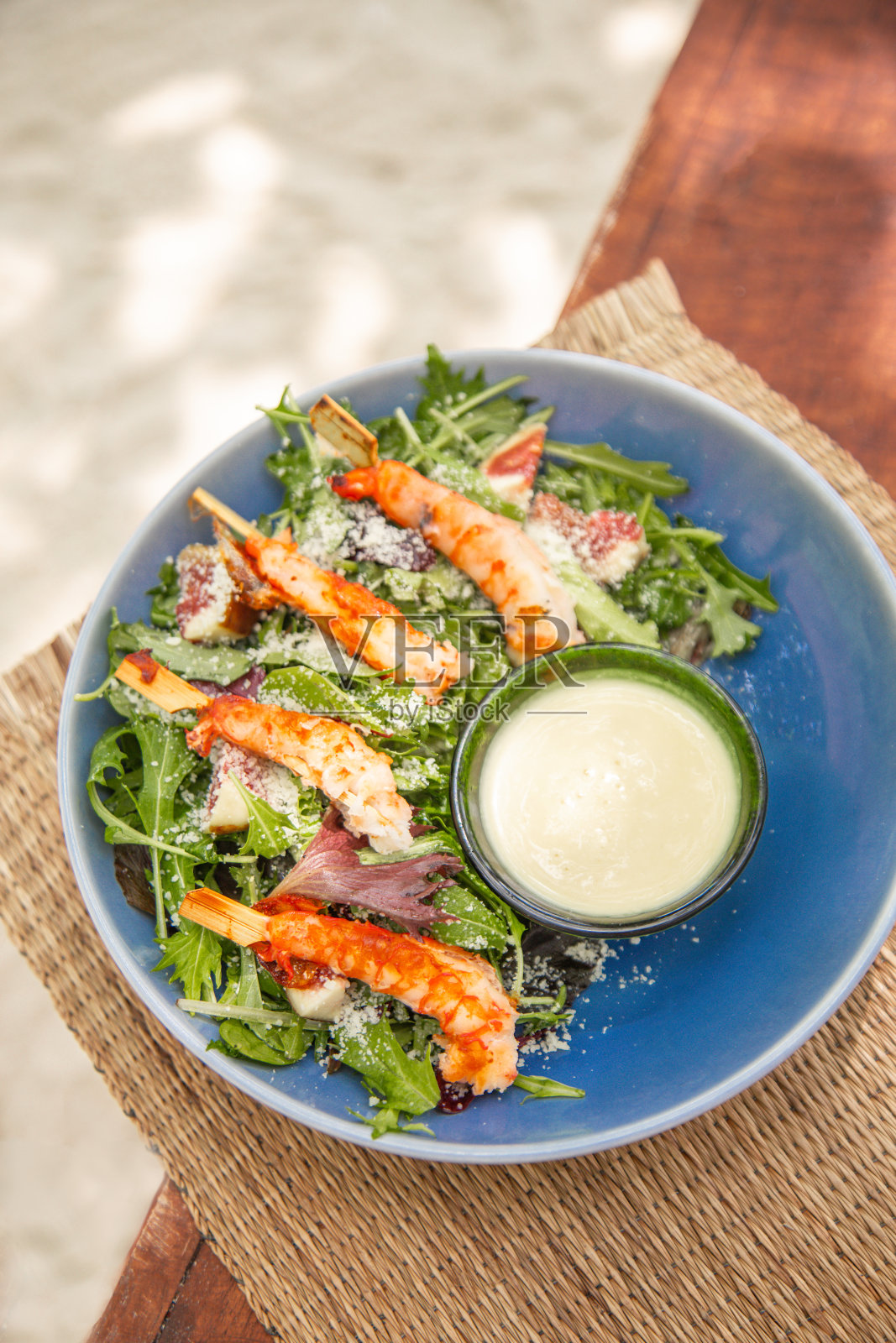 新鲜沙拉烧烤大虾串与大蒜牧场蘸酱在海滩酒吧餐厅照片摄影图片