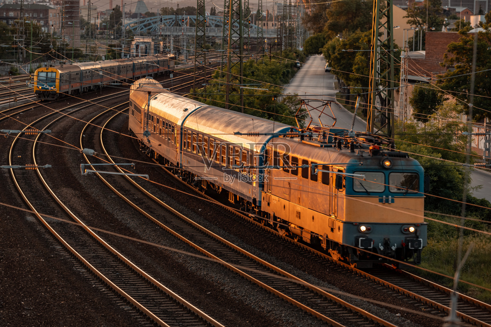 欧洲，匈牙利，布达佩斯，日落时分高速列车行驶照片摄影图片