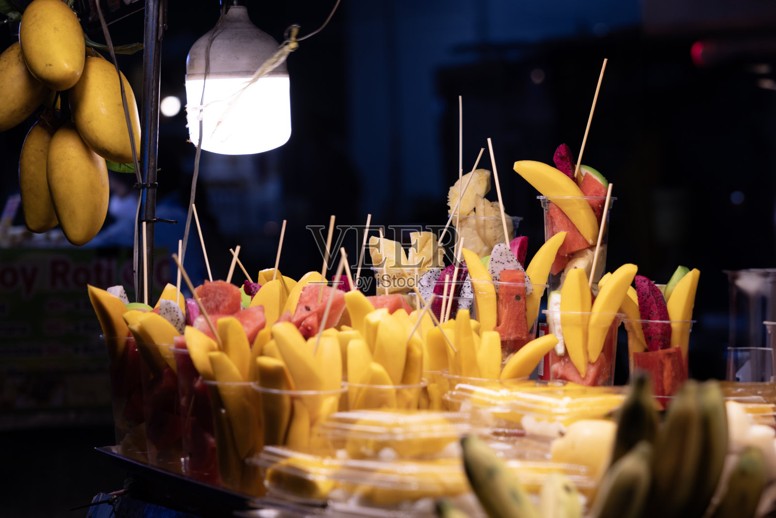 在街上卖新鲜的热带水果照片摄影图片