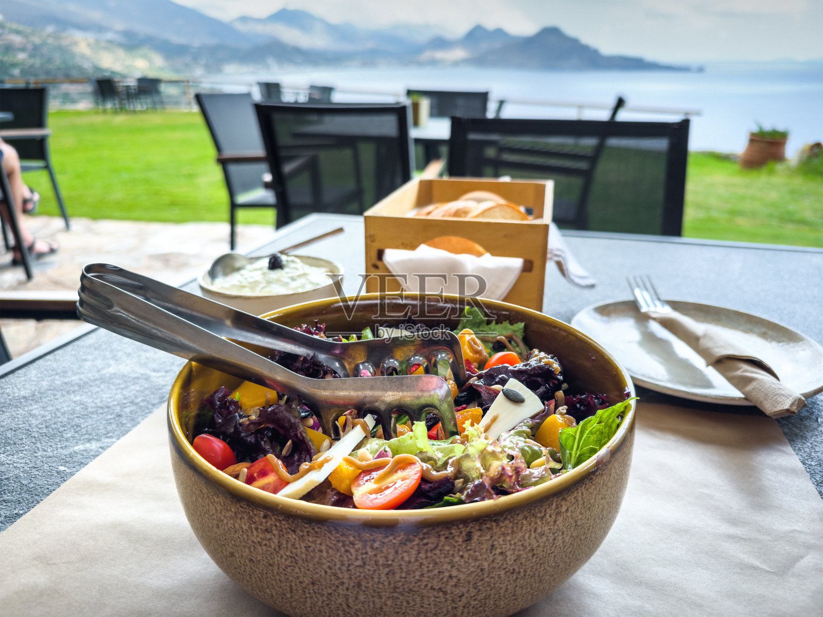 混合沙拉，奶酪和水果照片摄影图片