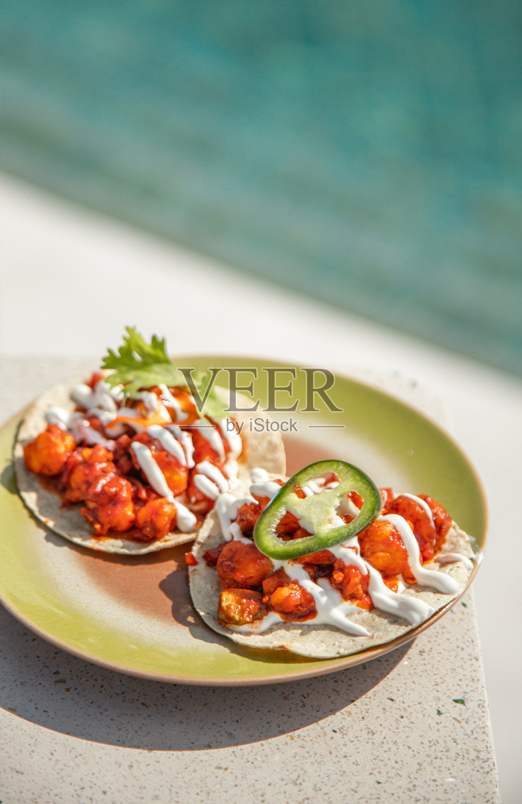 五颜六色的墨西哥卷饼配龙虾、虾和鳄梨馅料，配上萨尔萨酱照片摄影图片