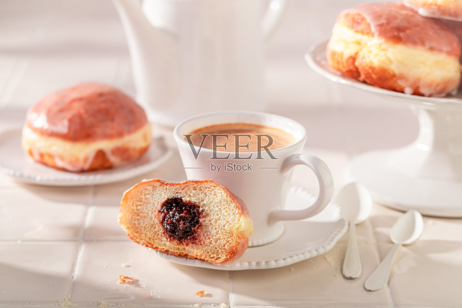 传统和自制甜甜圈作为油腻星期四的甜点。照片摄影图片