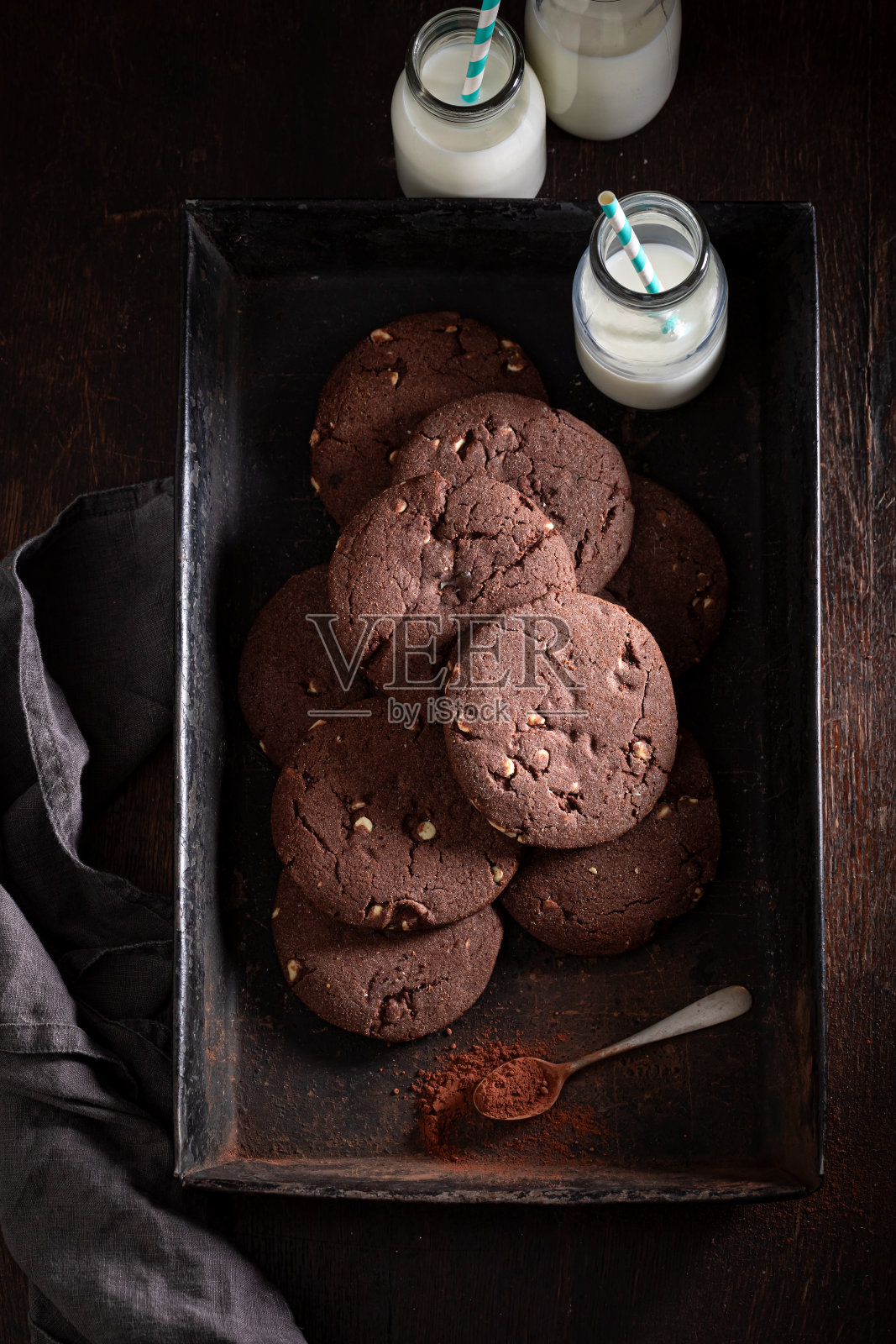 香甜可口的巧克力曲奇是放学后的点心。照片摄影图片