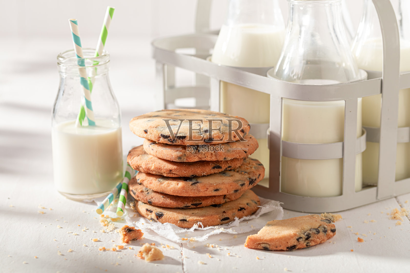 新鲜自制香草曲奇配巧克力片。照片摄影图片