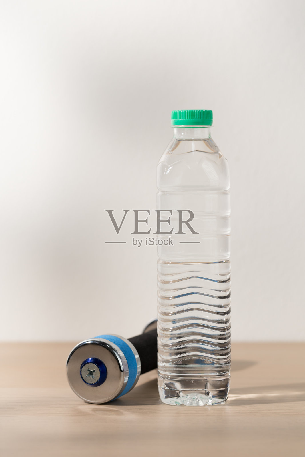 哑铃和喝水。照片摄影图片