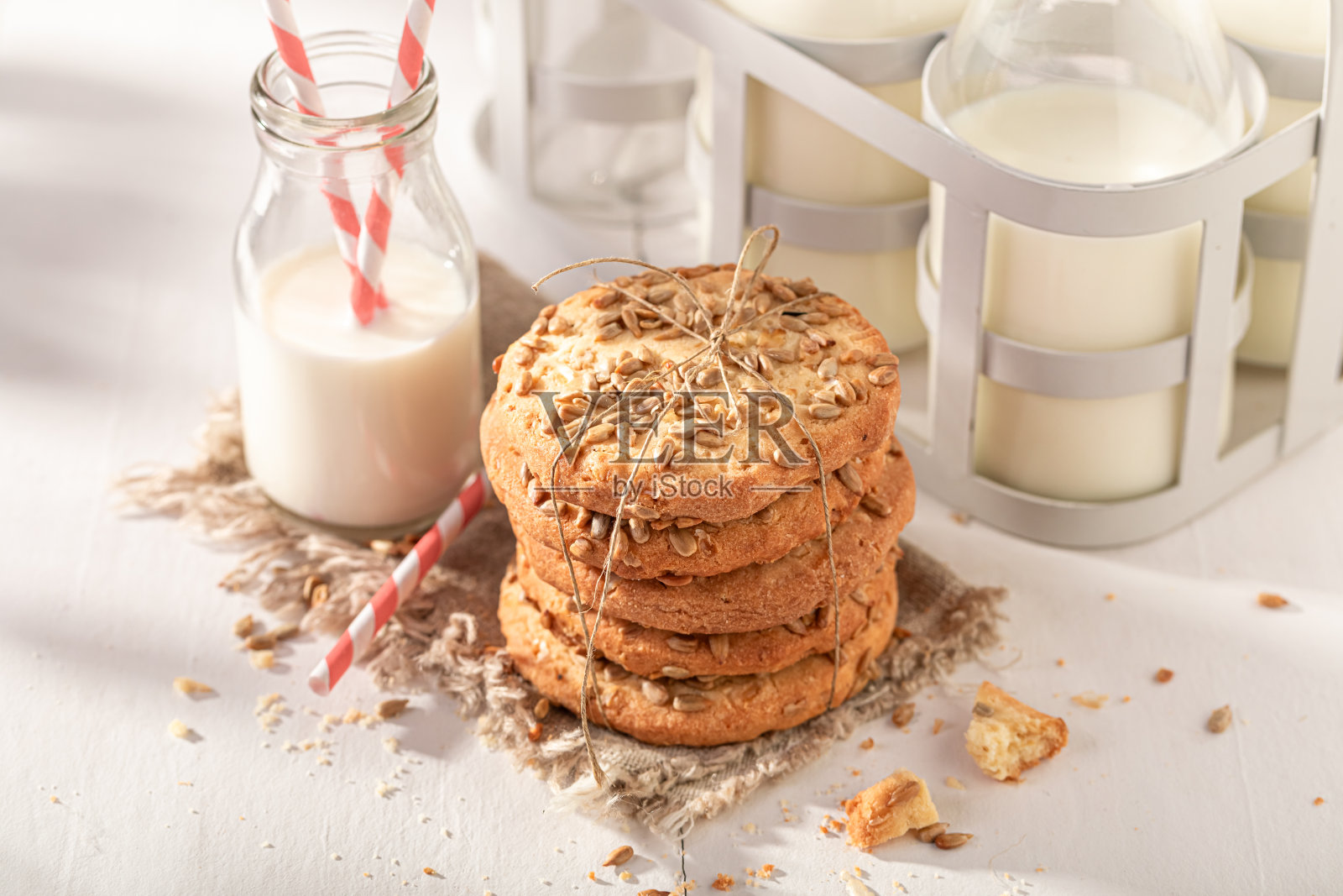 美味的葵花籽饼干与种子和牛奶。照片摄影图片