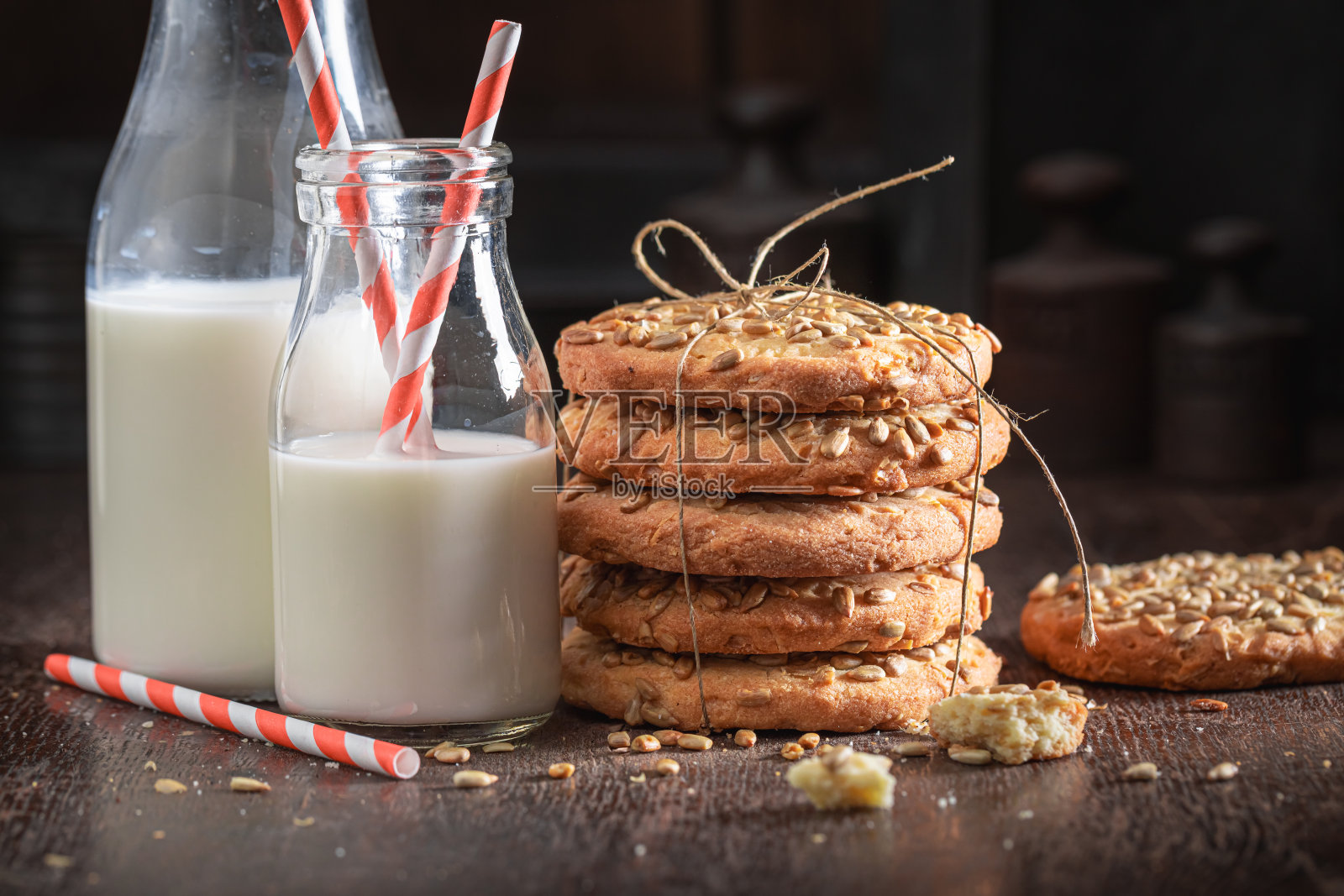 美味的葵花籽饼干作为早餐零食。照片摄影图片