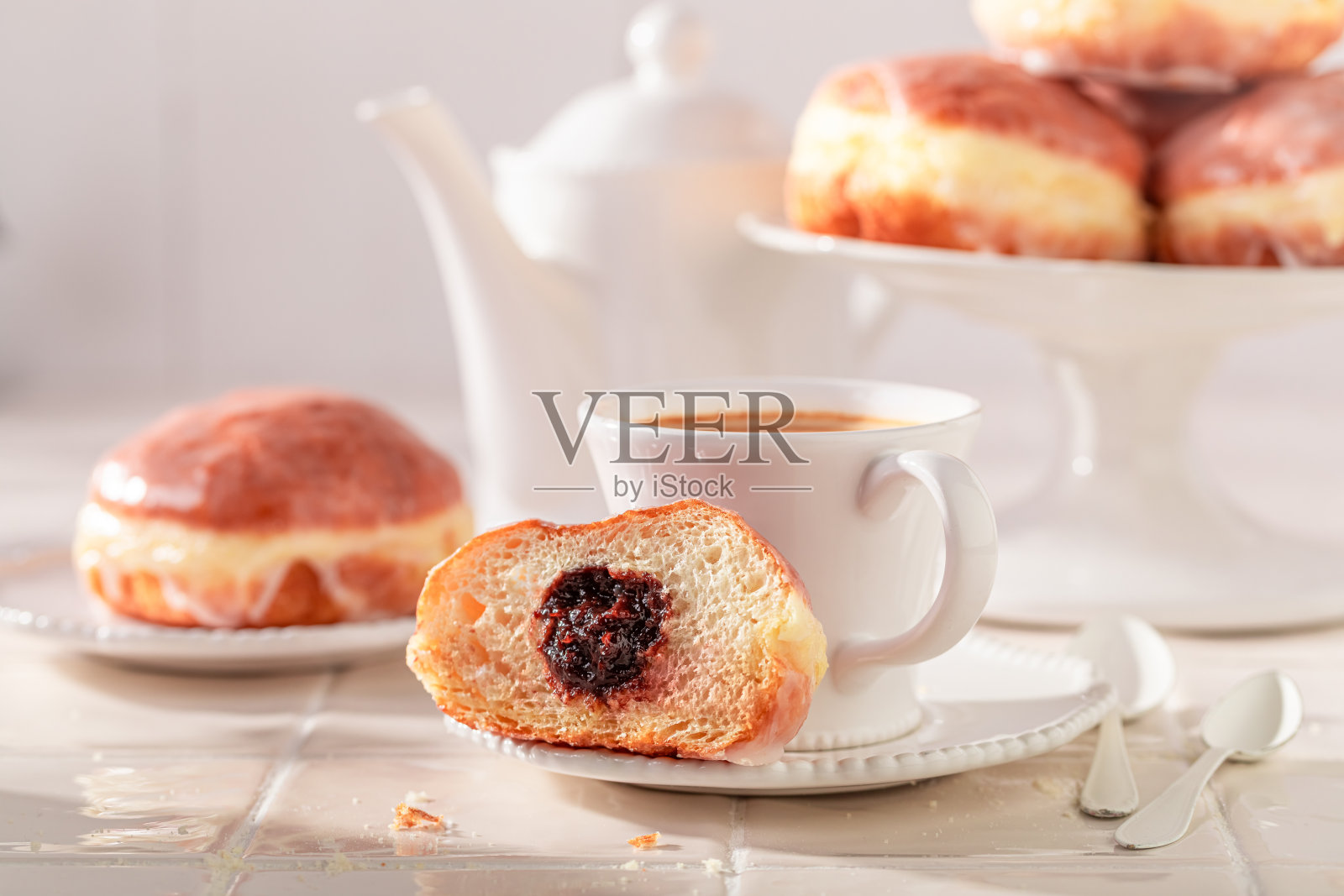 由果酱和面粉制成的美味新鲜的甜甜圈。照片摄影图片