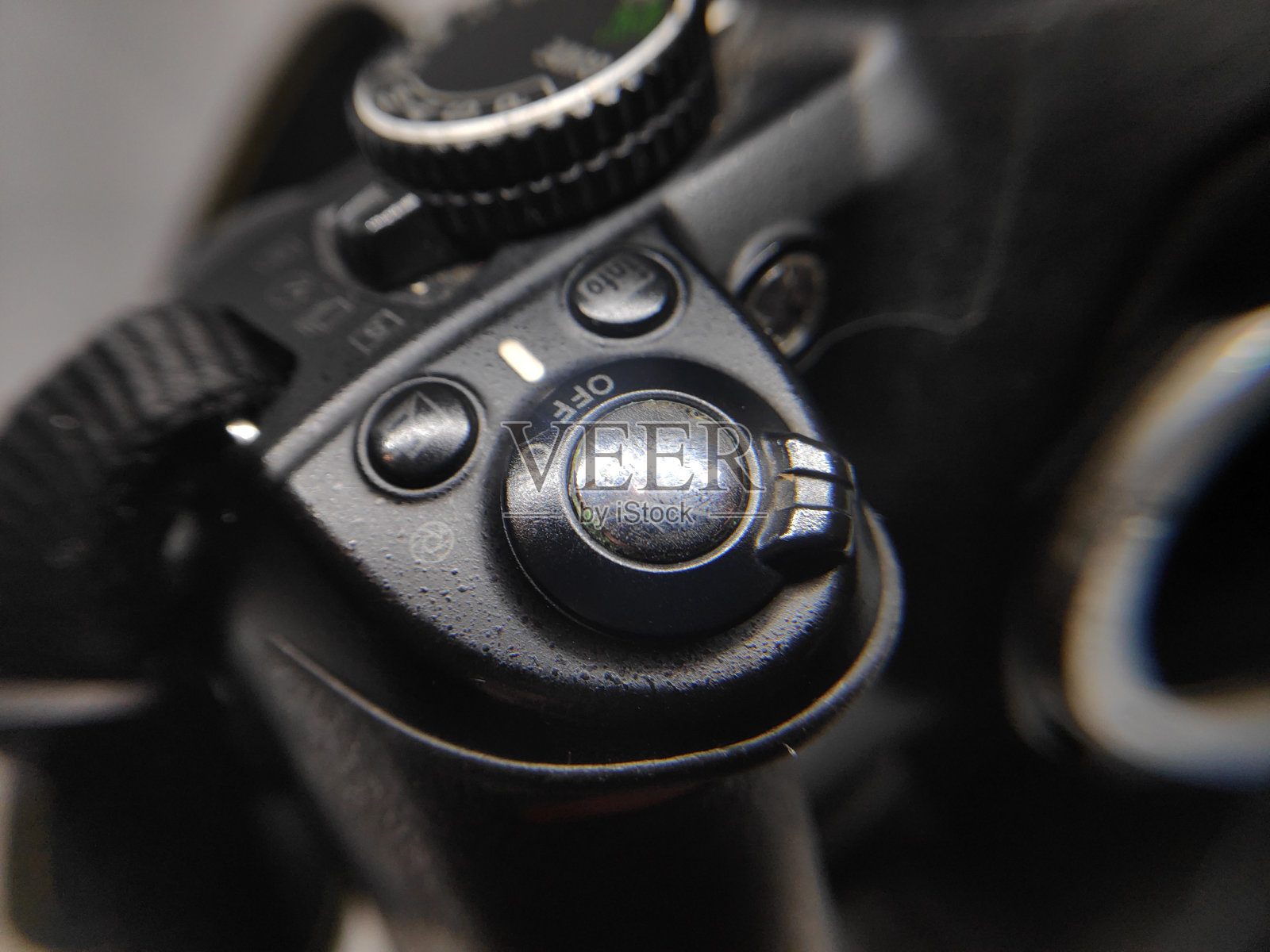 机身为黑色的老式数码单反相机的零件照片摄影图片