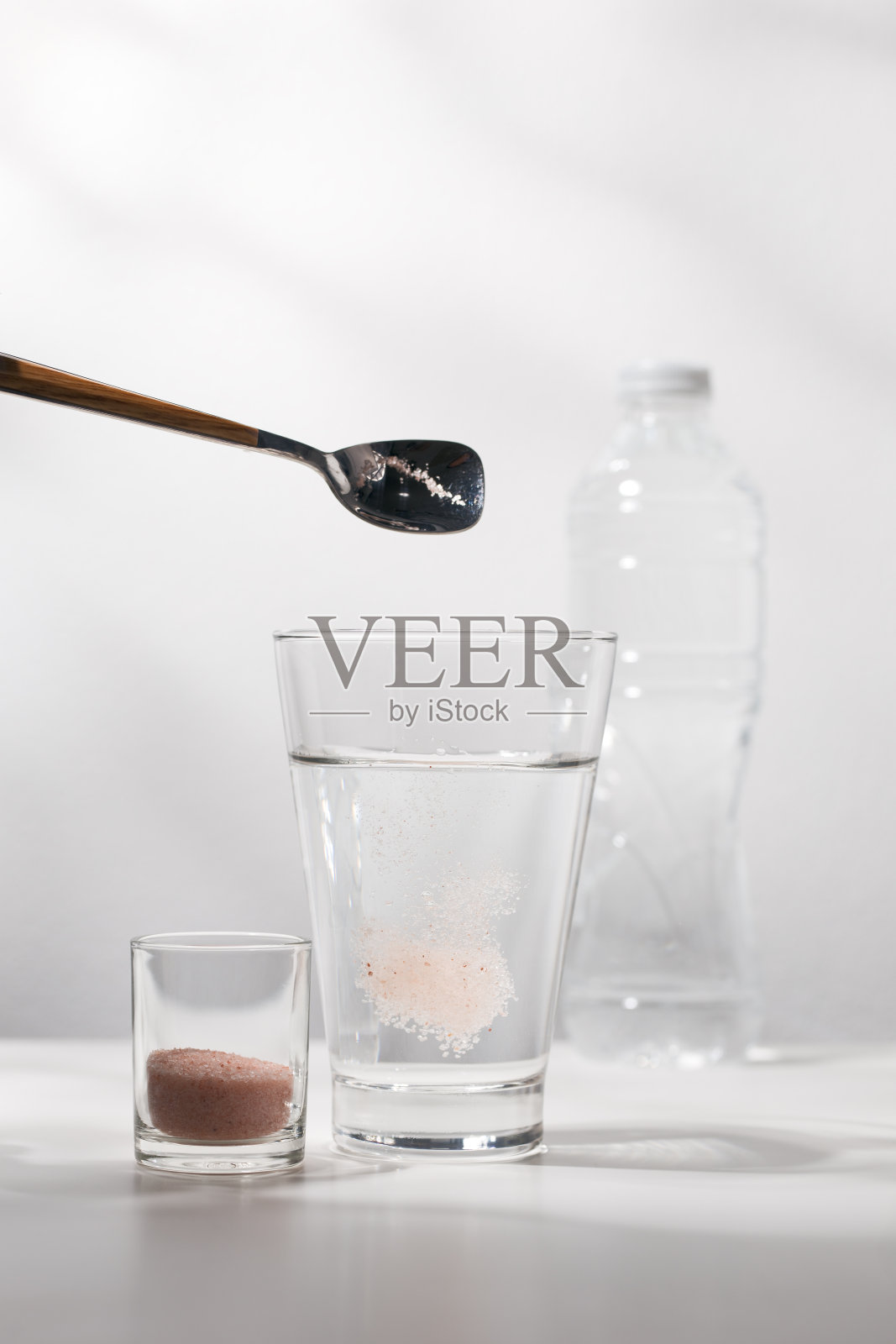 用一茶匙喜马拉雅盐和水混合照片摄影图片