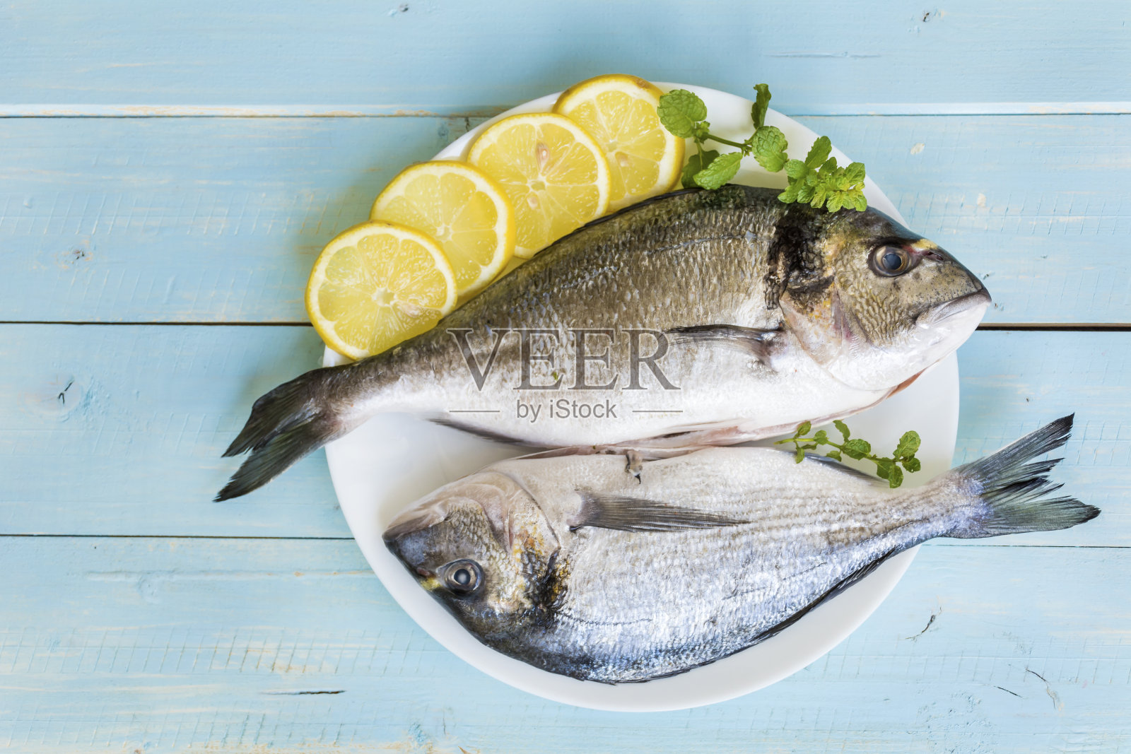 海鲷鱼和柠檬照片摄影图片