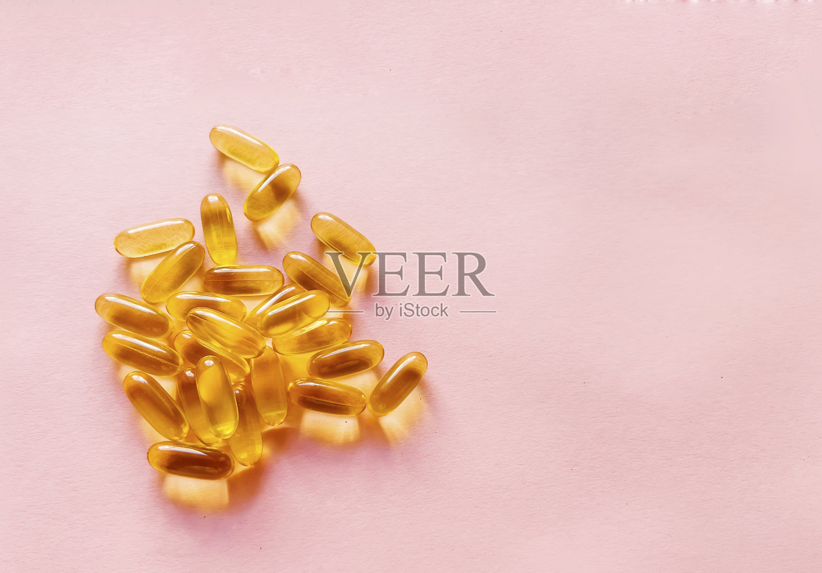 粉色背景的欧米伽3胶囊照片摄影图片