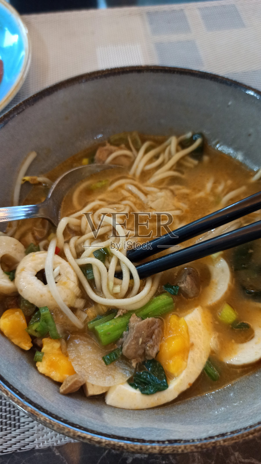 面，猪肉和蔬菜在一个碗里放在桌子上照片摄影图片