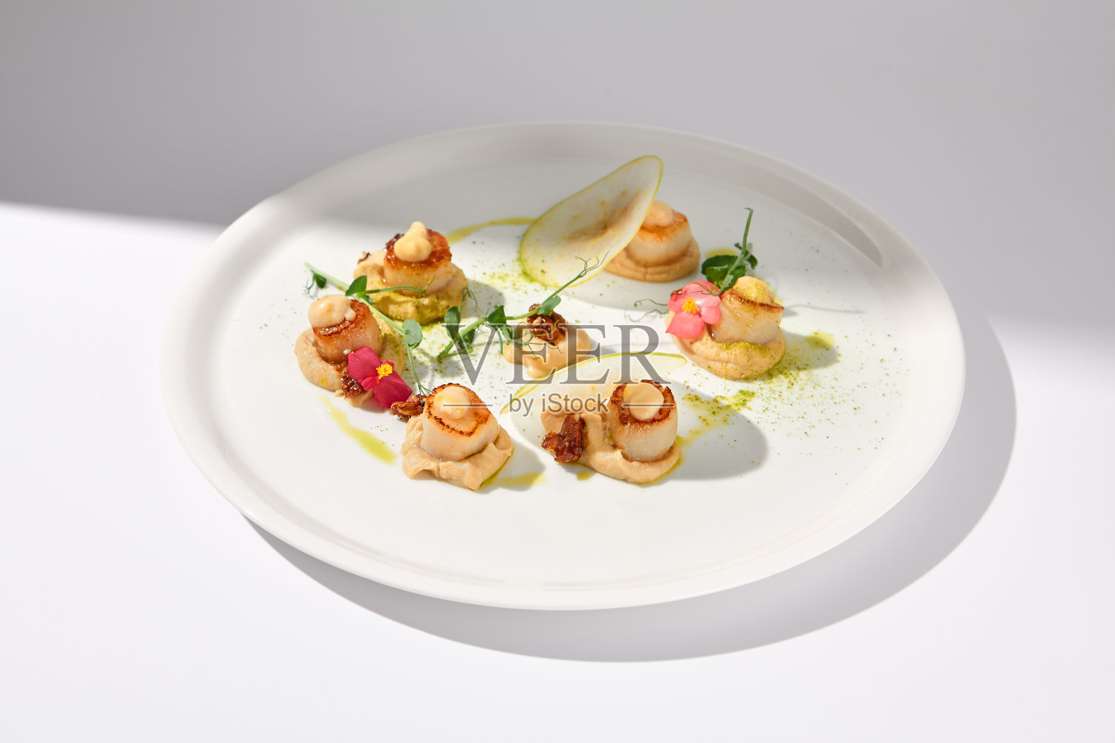 苹果西芹泥焗扇贝，白配影照片摄影图片
