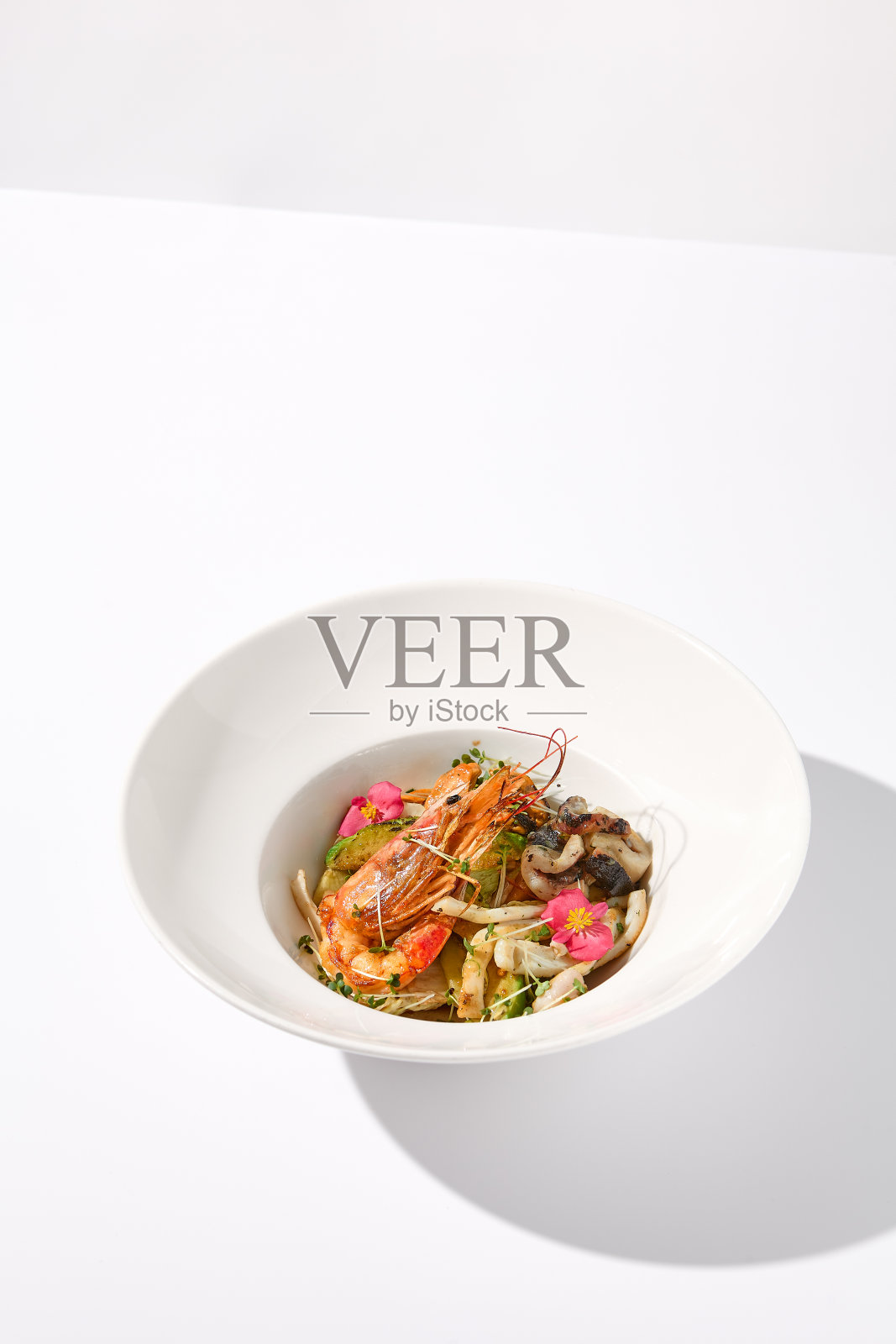 西葫芦炒海鲜，配以白色背景装饰照片摄影图片