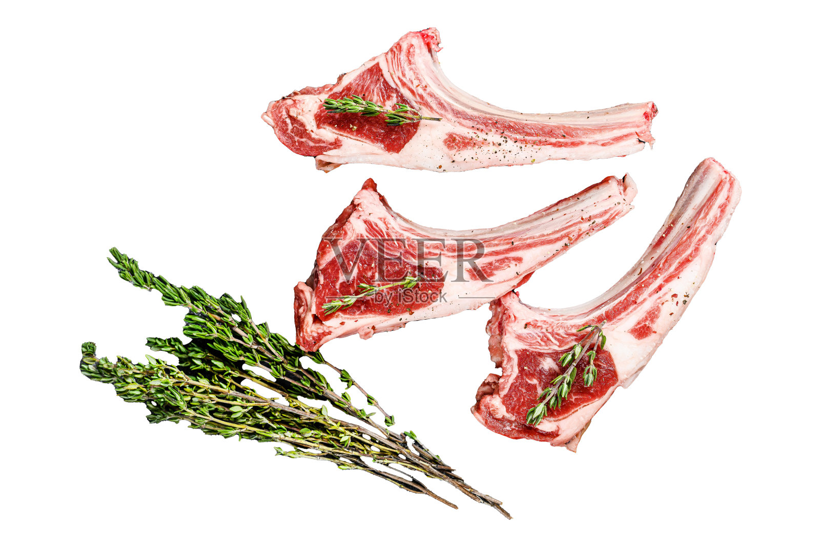 新鲜的生羊肋排配上胡椒和迷迭香。有机肉。孤立在白色背景上。前视图。照片摄影图片