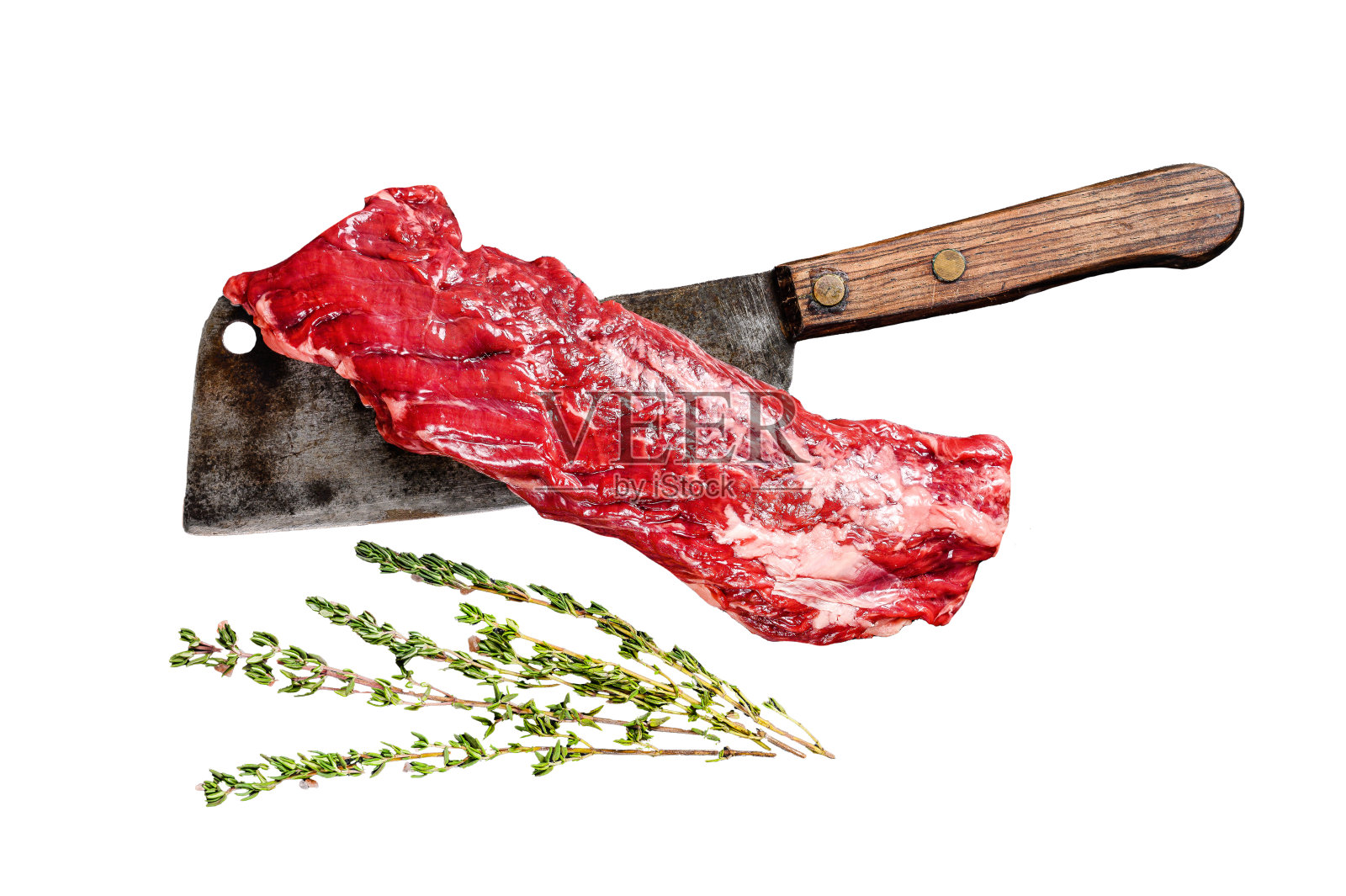生条状维加斯牛排上的肉切刀孤立在白色背景。前视图。照片摄影图片