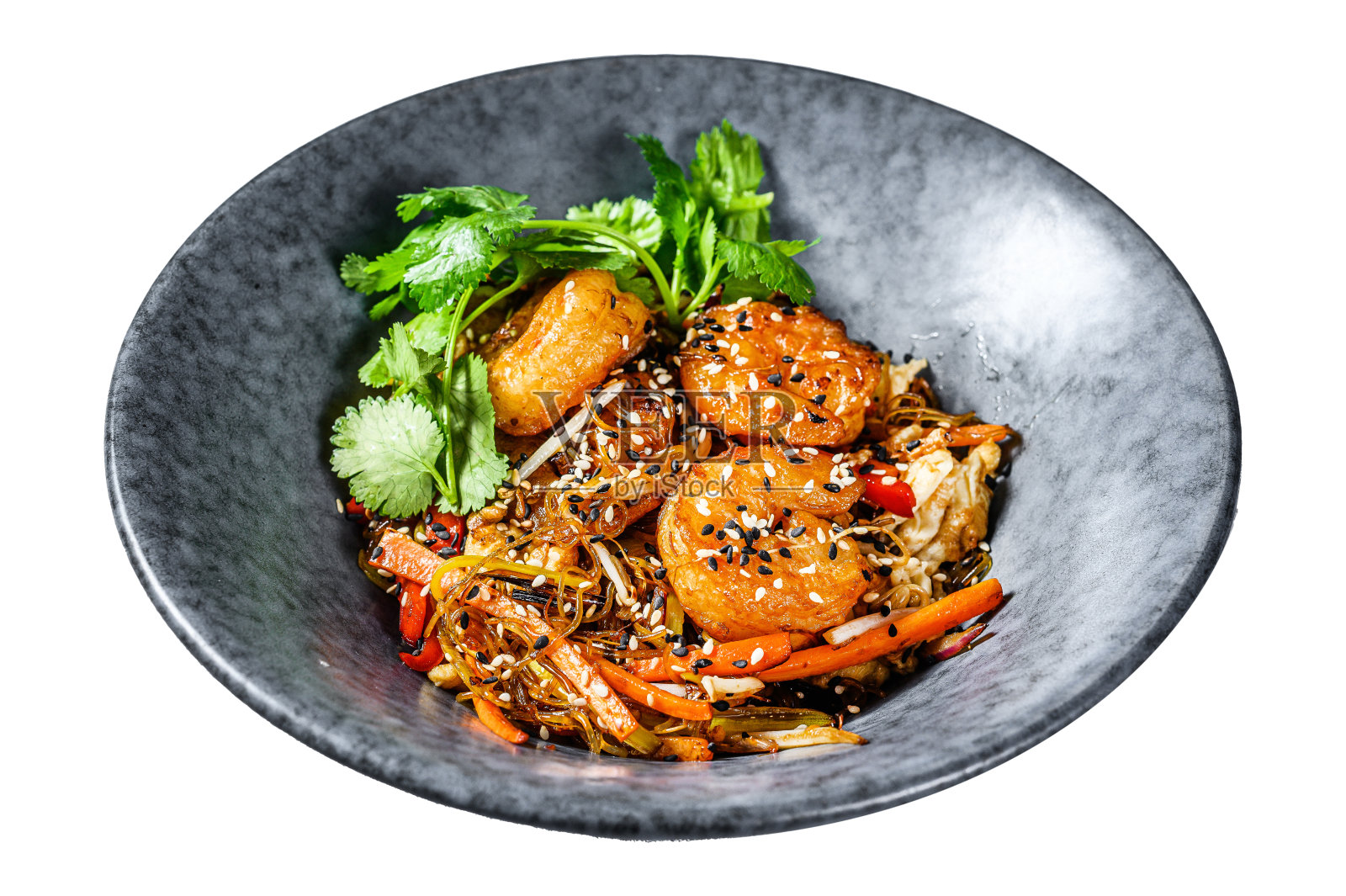 新加坡美芬。米粉配虾，对虾，叉烧肉，胡萝卜，洋葱，卷心菜。孤立在白色背景上。前视图。照片摄影图片