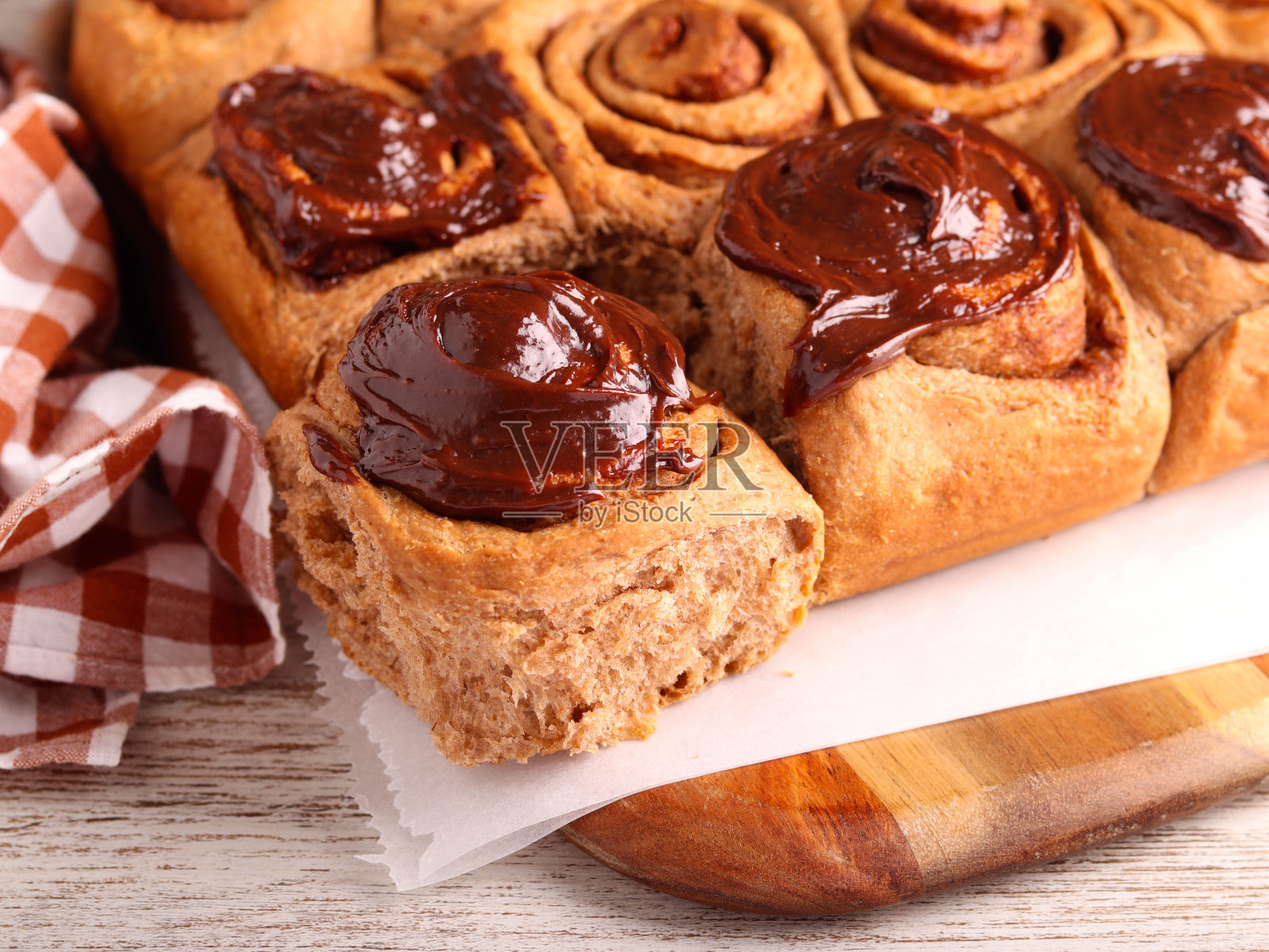 巧克力肉桂卷面包照片摄影图片