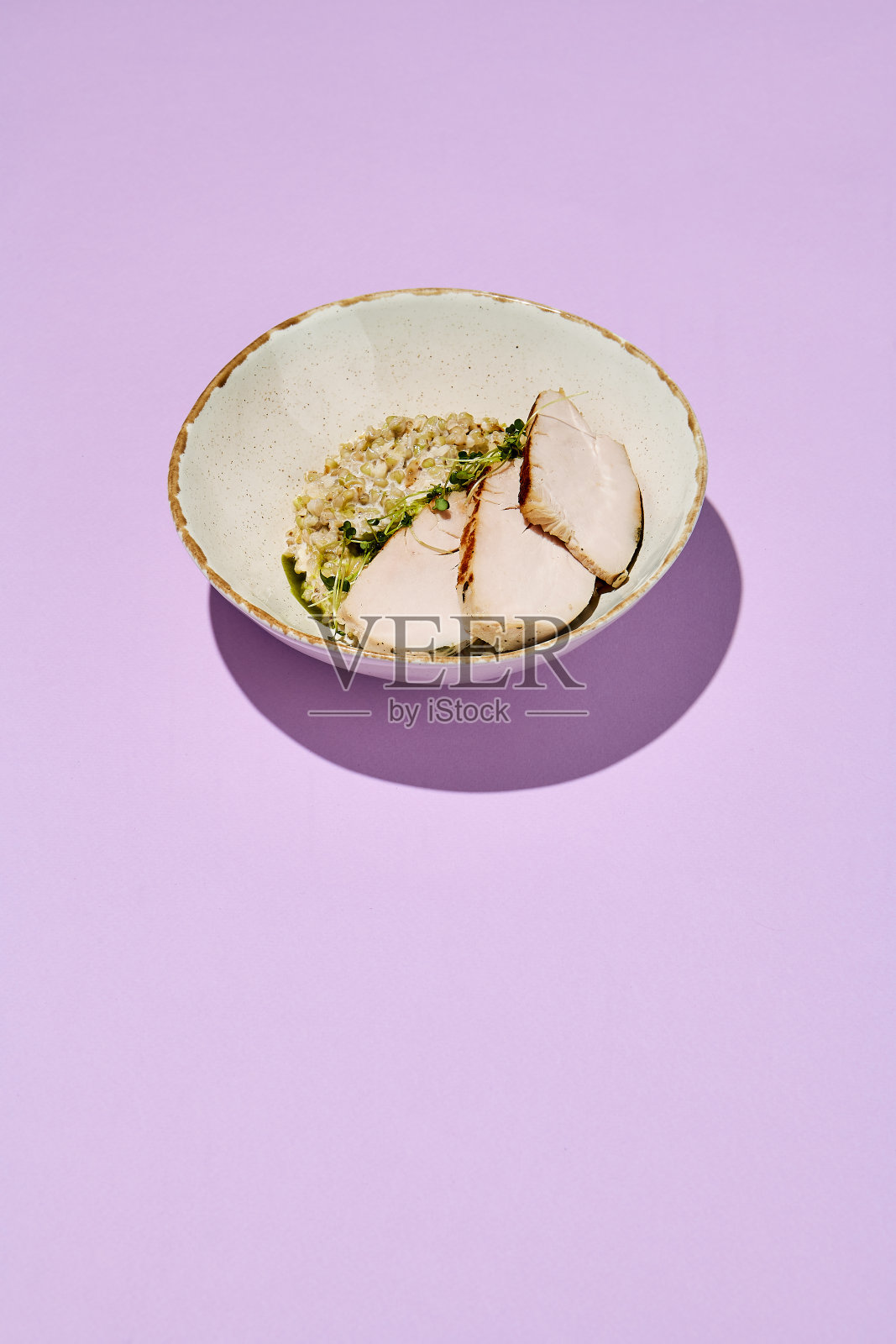 椰汁绿荞麦配真空烹调火鸡，健康美食大餐。完美的营养烹饪博客照片摄影图片