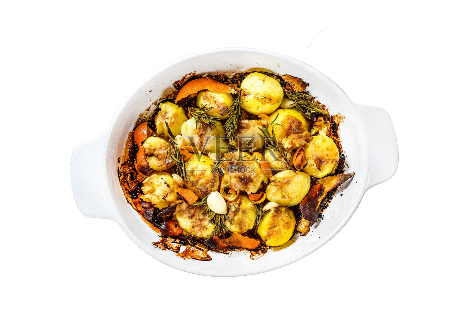 加香料和迷迭香的烤土豆。孤立在白色背景上。前视图。照片摄影图片