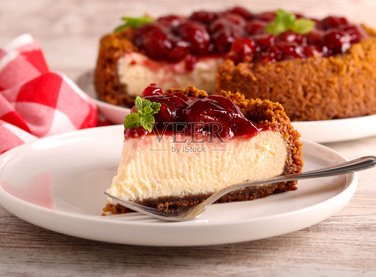 自制樱桃芝士蛋糕片照片摄影图片