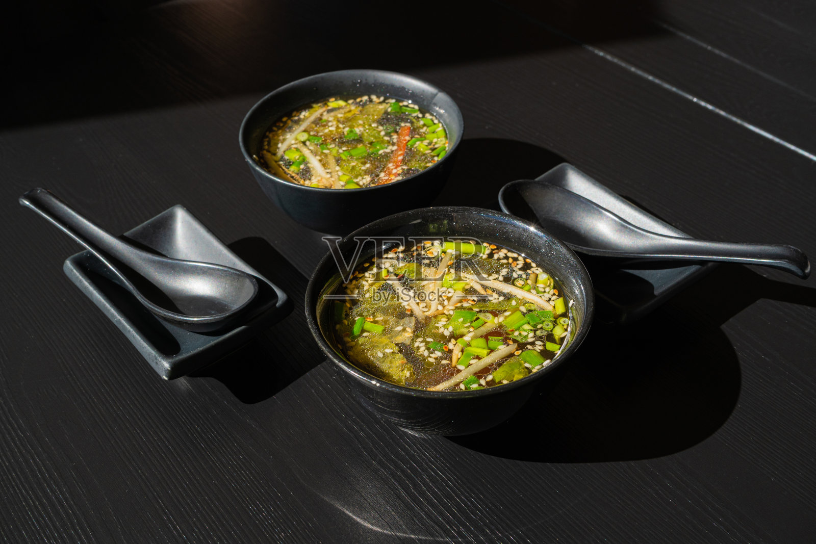 青菜、芝麻和香草鱼汤照片摄影图片