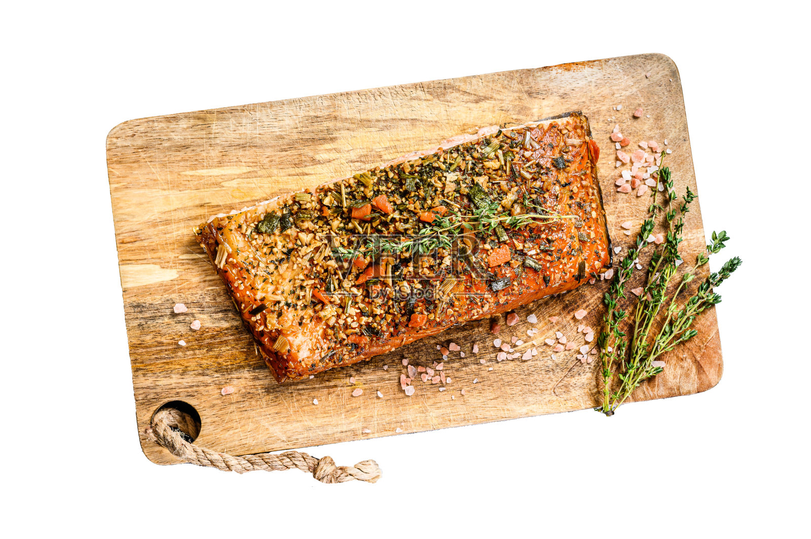 切菜板上的自制热熏鲑鱼片。鳟鱼。孤立在白色背景上。前视图。照片摄影图片