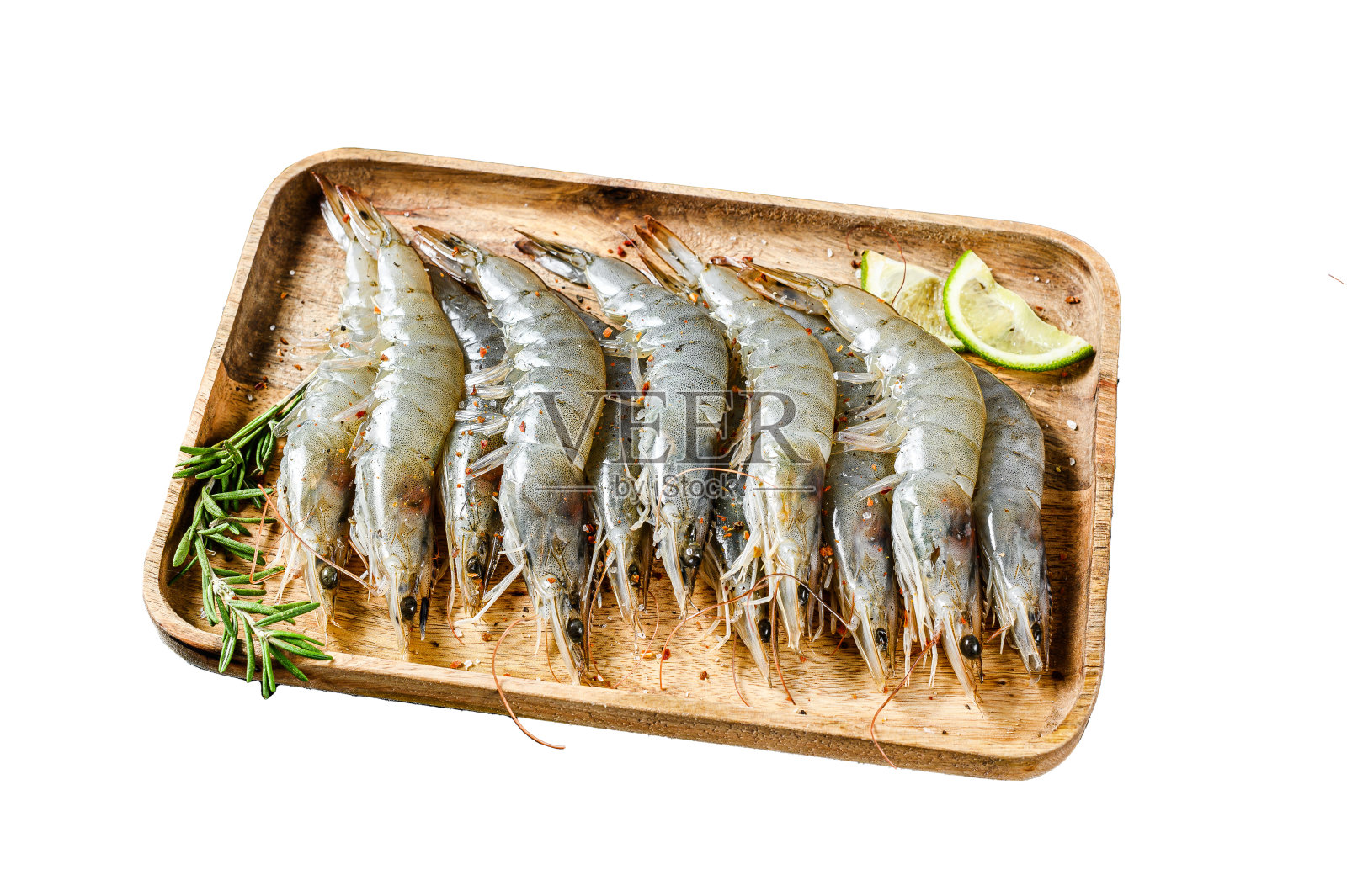 整只新鲜的生海螯虾，木托盘上的虾。孤立在白色背景上。前视图。照片摄影图片