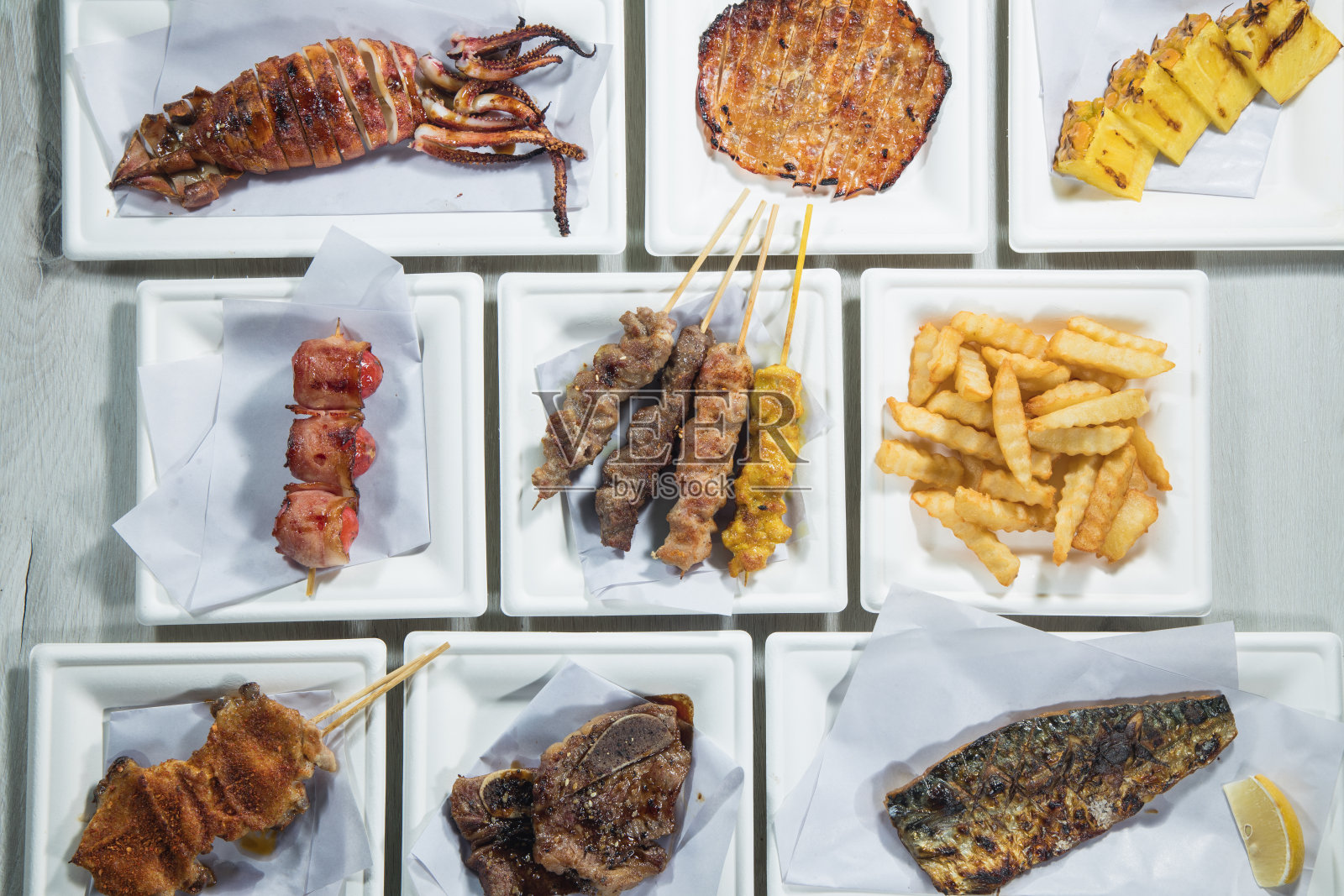 烤肉串和薯条放在白色盘子里照片摄影图片