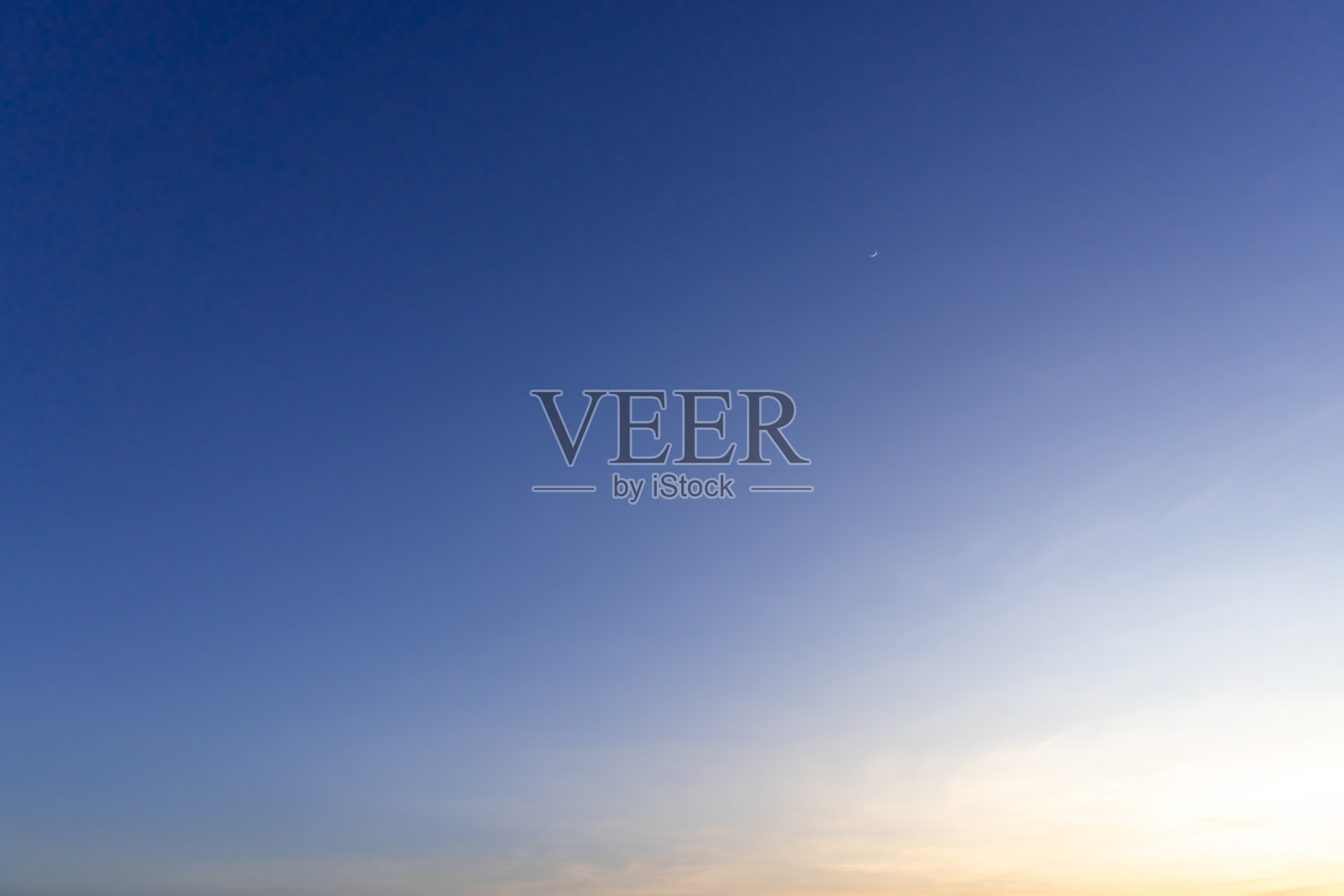 美丽的早晨或傍晚的蓝色和橙色的天空在海上被用作自然的黑色纹理照片摄影图片