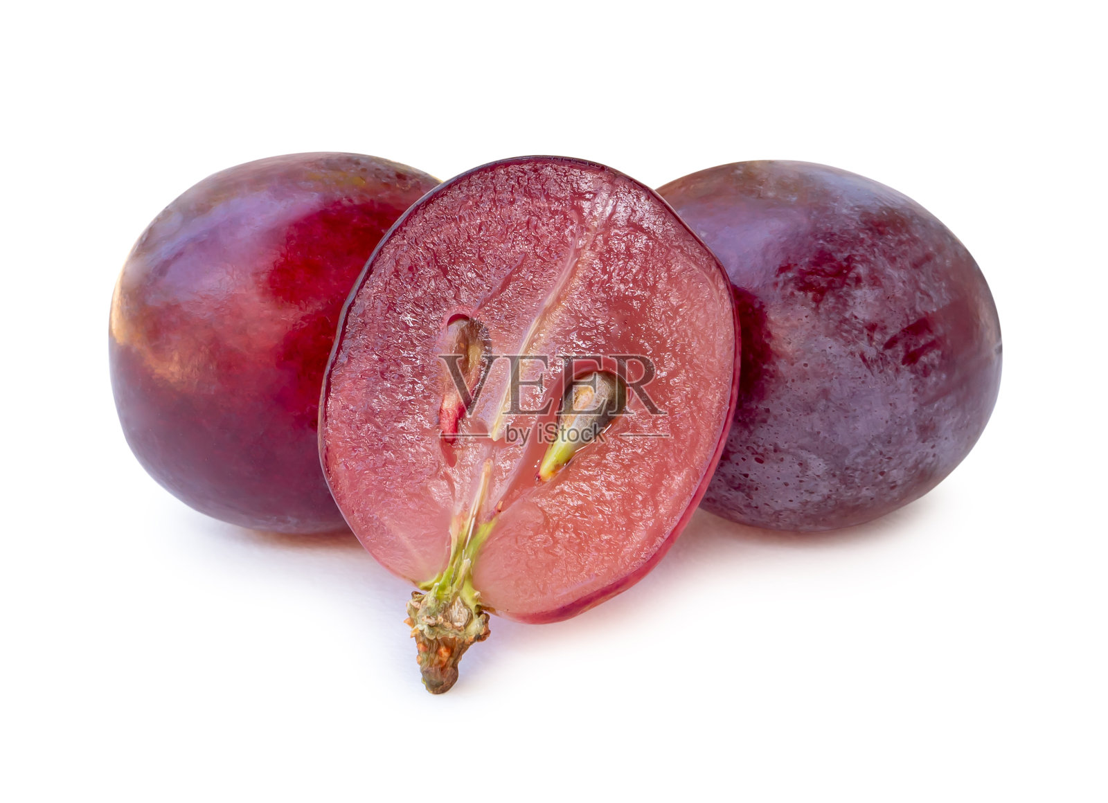 正面视图的新鲜红葡萄与一半的堆栈隔离在白色背景与剪辑路径照片摄影图片