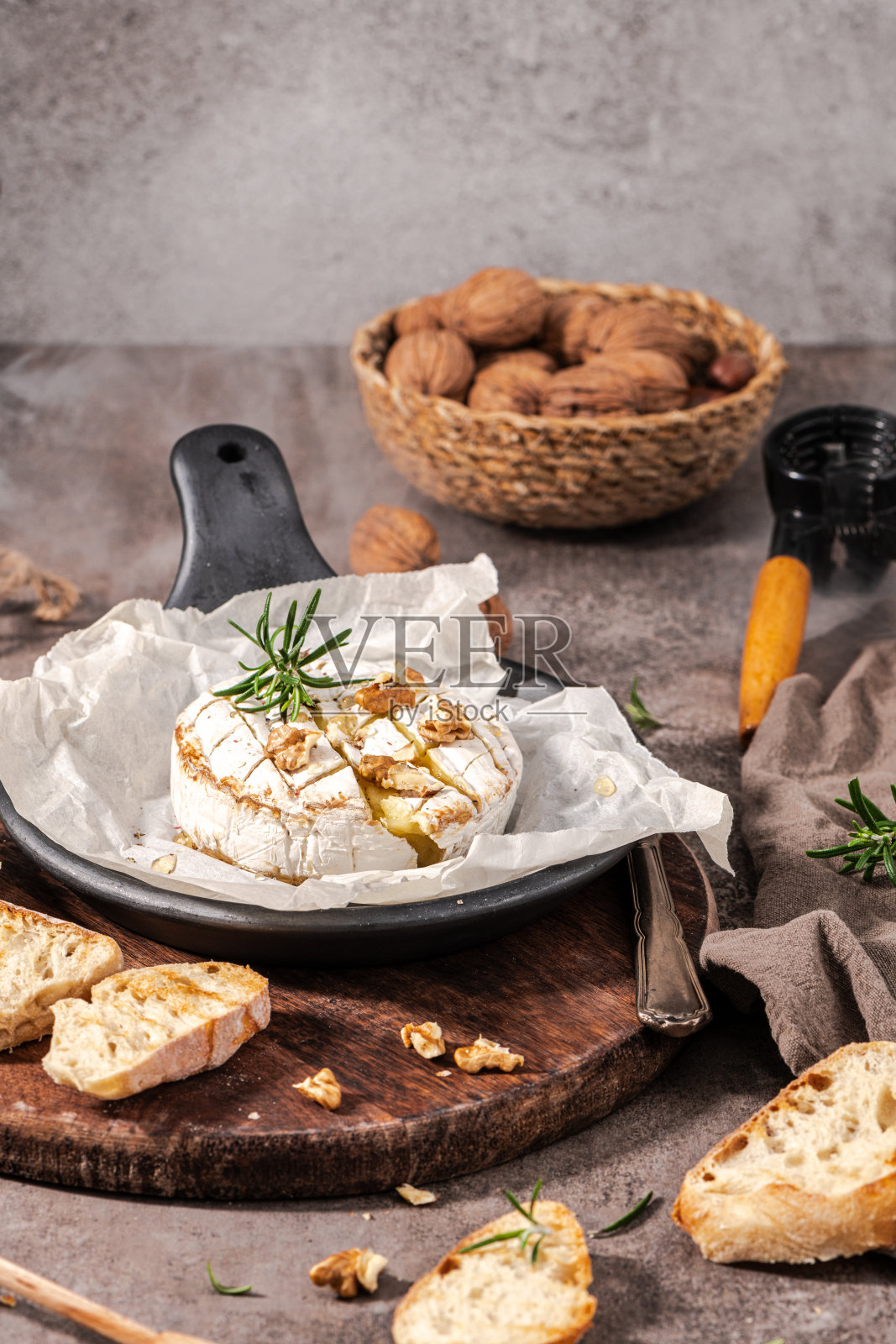 新鲜的卡曼贝尔奶酪片照片摄影图片