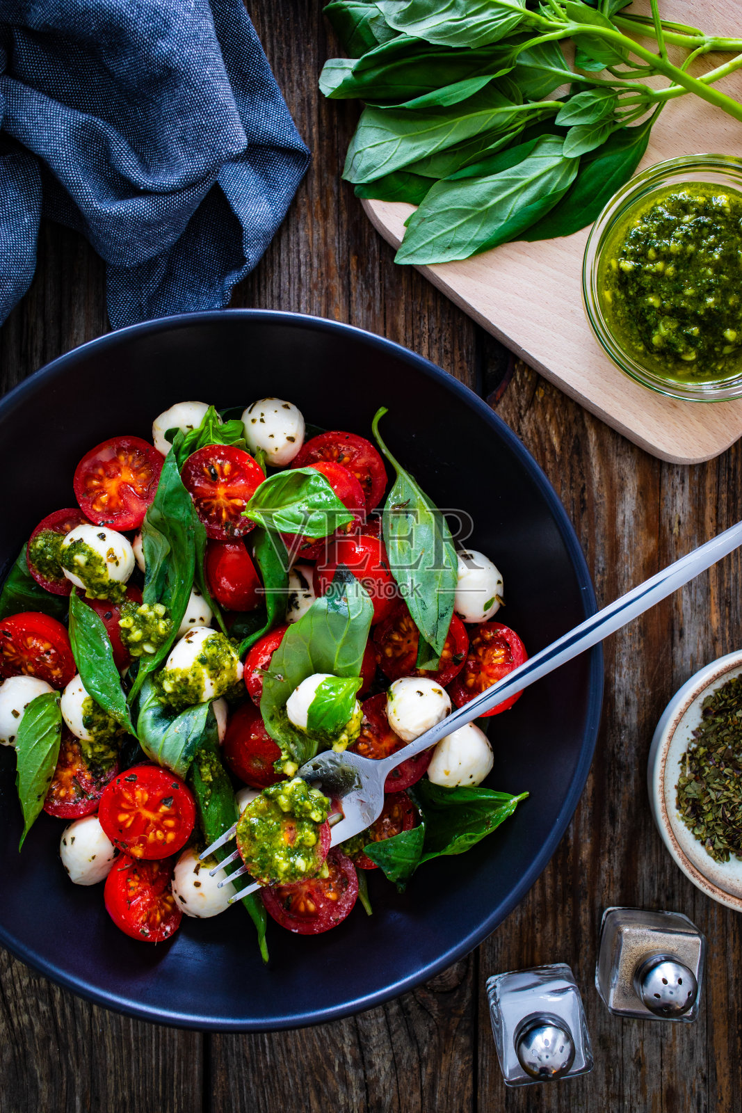 木制背景的卡普瑞斯沙拉照片摄影图片