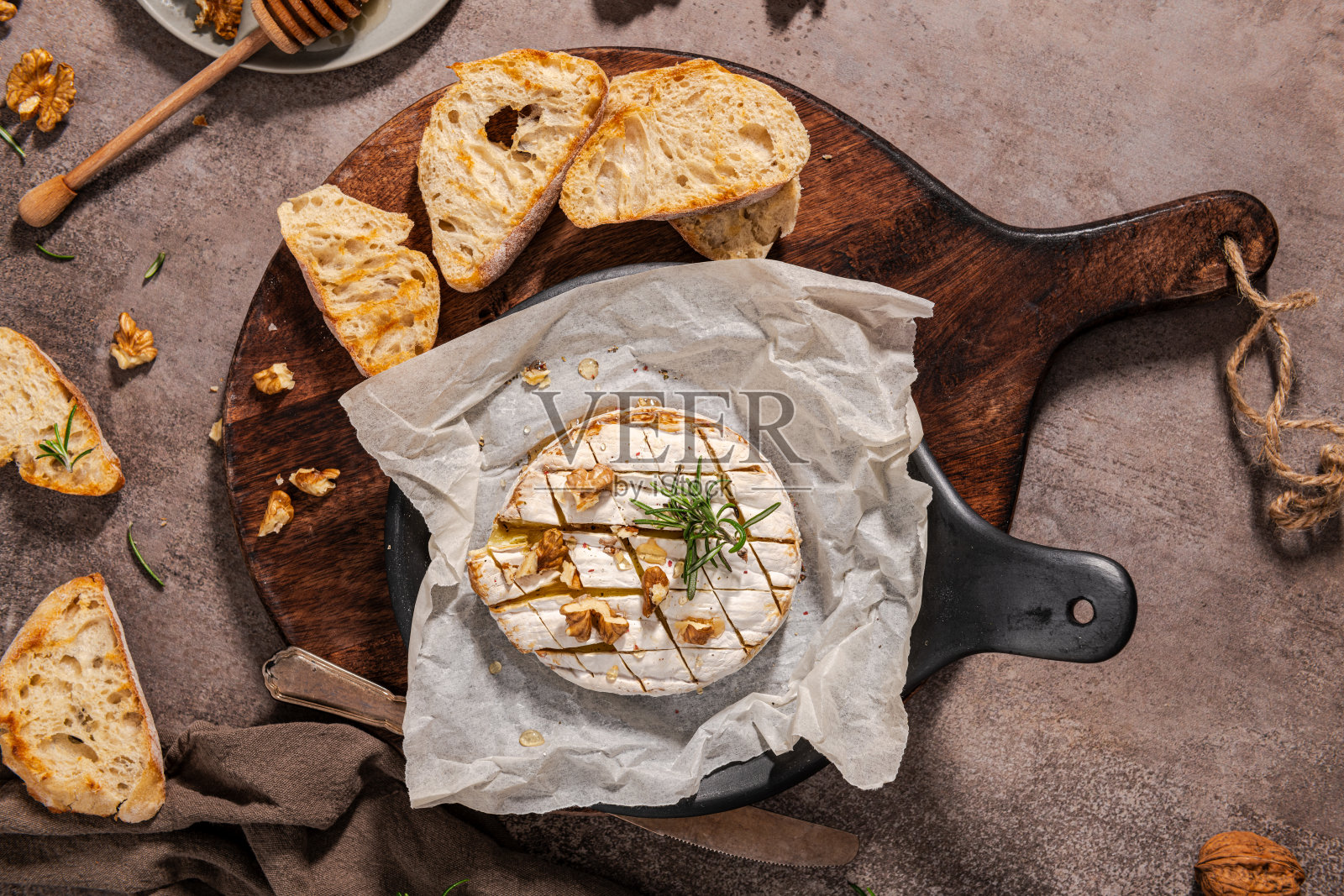 新鲜的卡曼贝尔奶酪片照片摄影图片