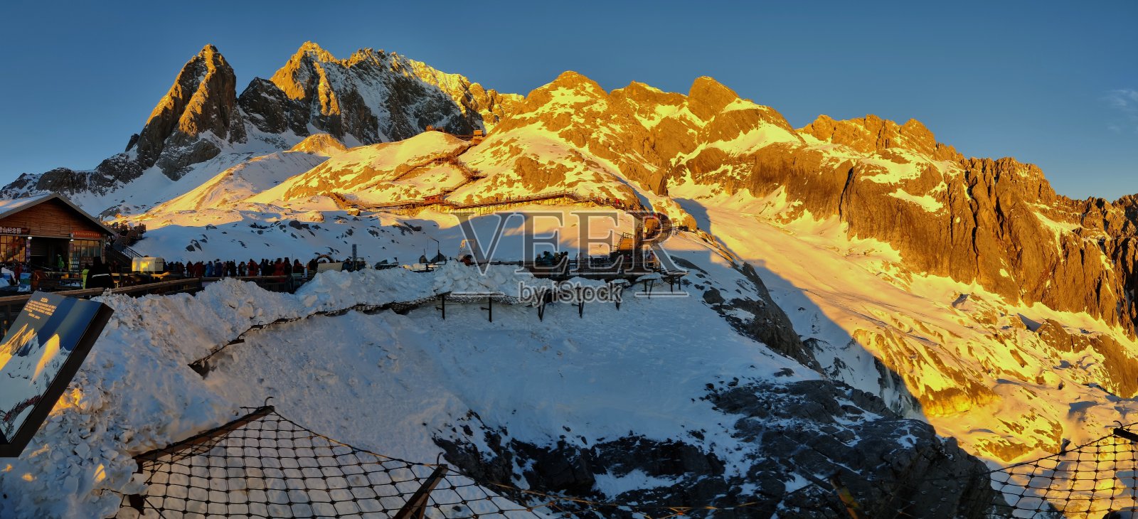 玉龙雪山的日出照片摄影图片