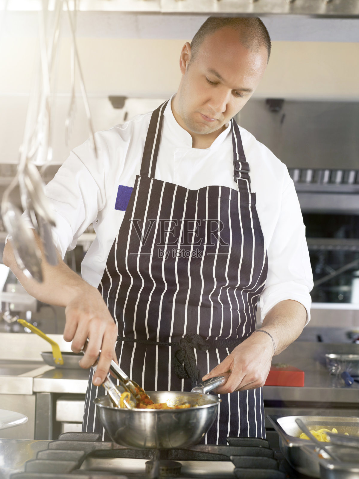 厨师在商业厨房做饭照片摄影图片