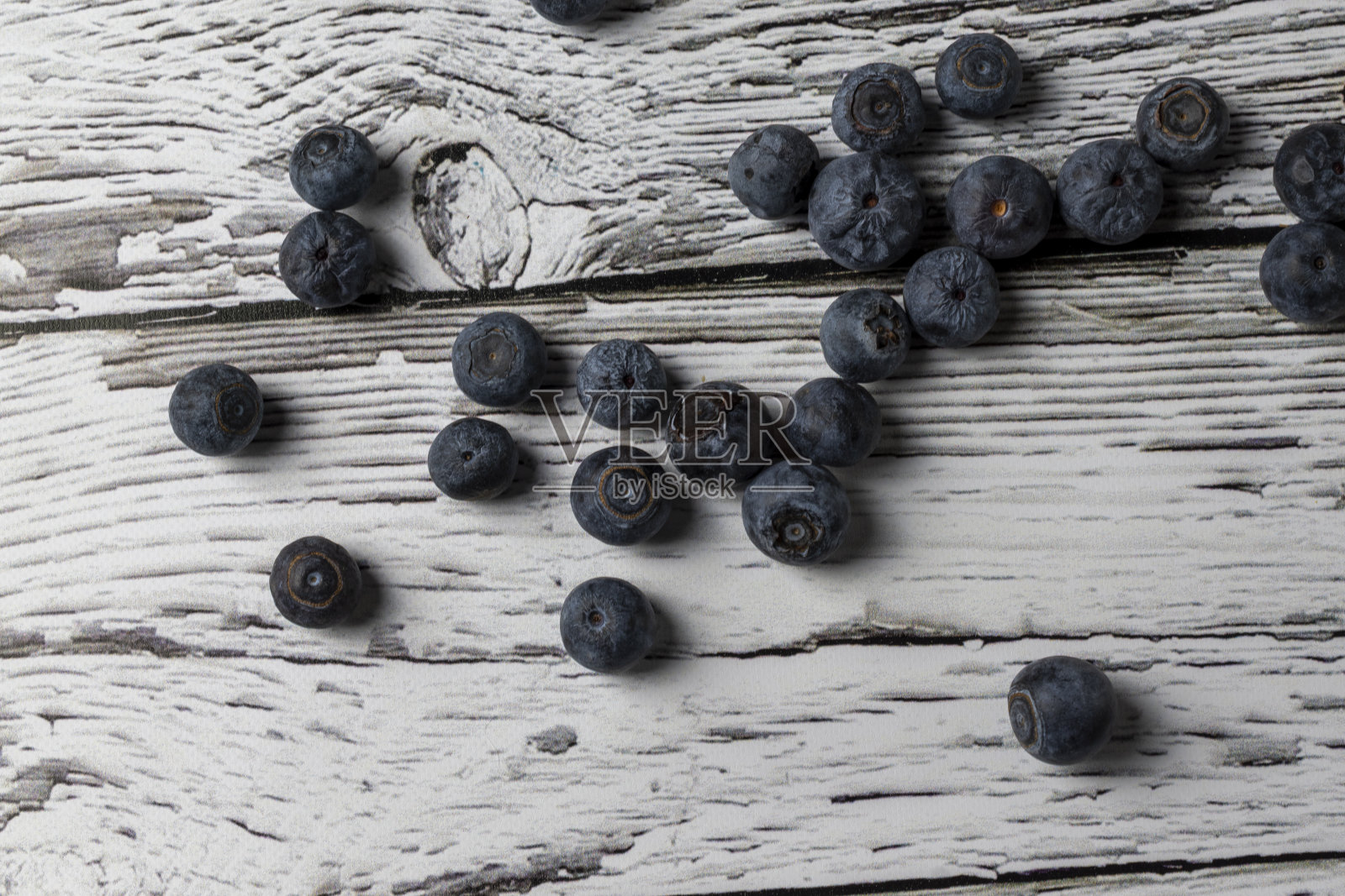 木桌上放着蓝莓照片摄影图片
