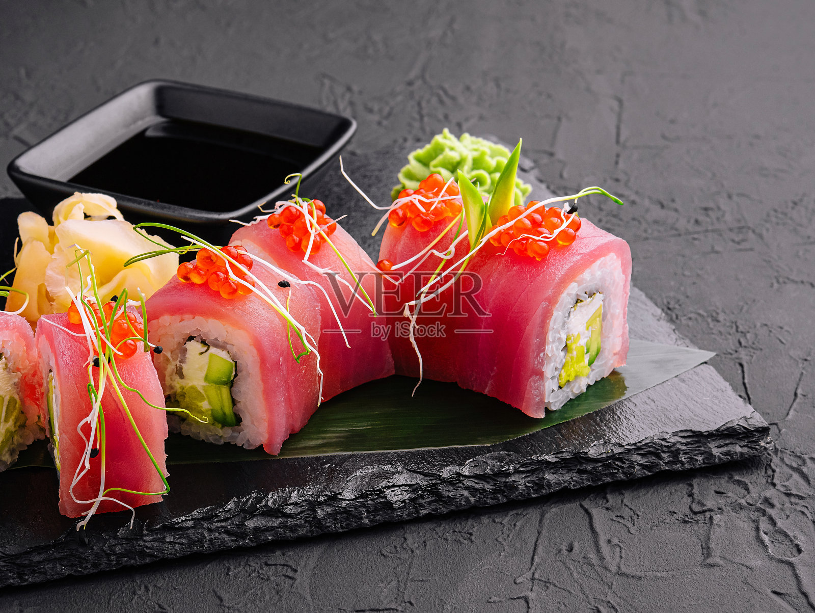黑石头上的红金枪鱼寿司卷照片摄影图片