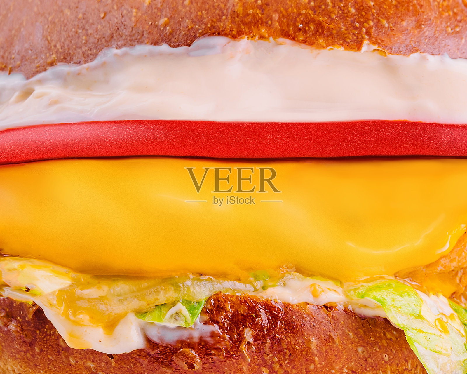 美式芝士鸡肉汉堡配新鲜沙拉照片摄影图片