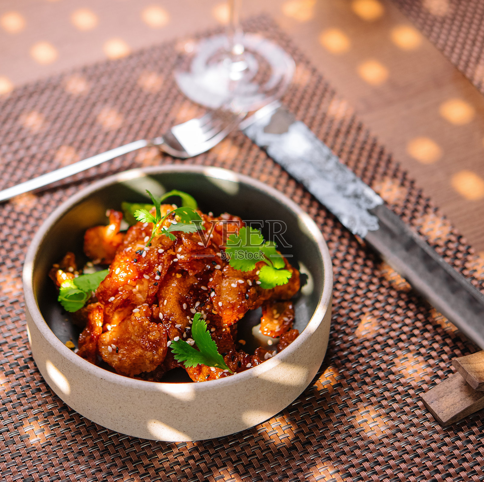 极品炸鱿鱼和黑道芝麻俯视图照片摄影图片