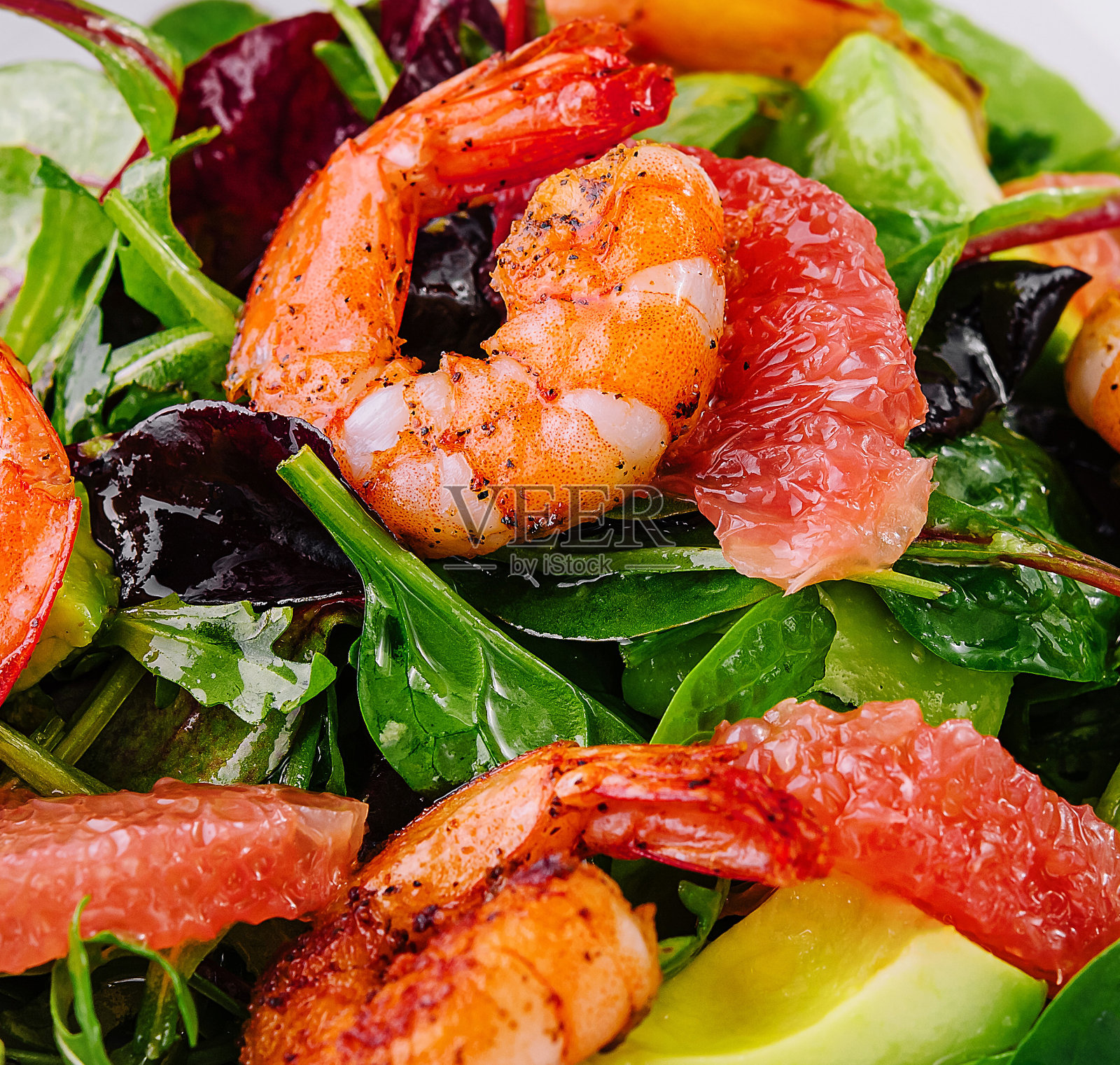 新鲜健康的沙拉，配上虾、鳄梨和葡萄柚照片摄影图片