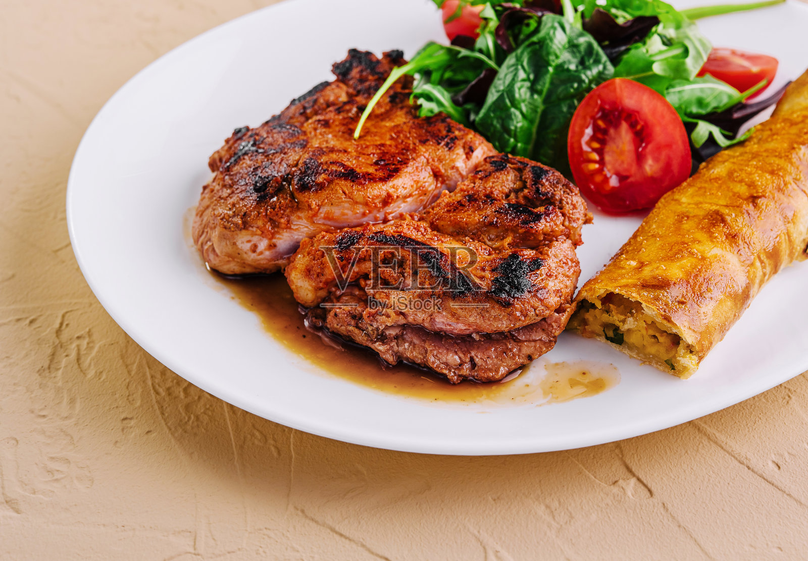 美味的烤牛排配沙拉照片摄影图片