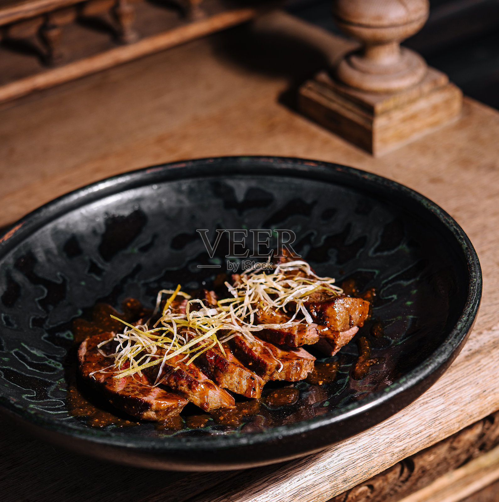 中国菜烤鸭切片装盘照片摄影图片