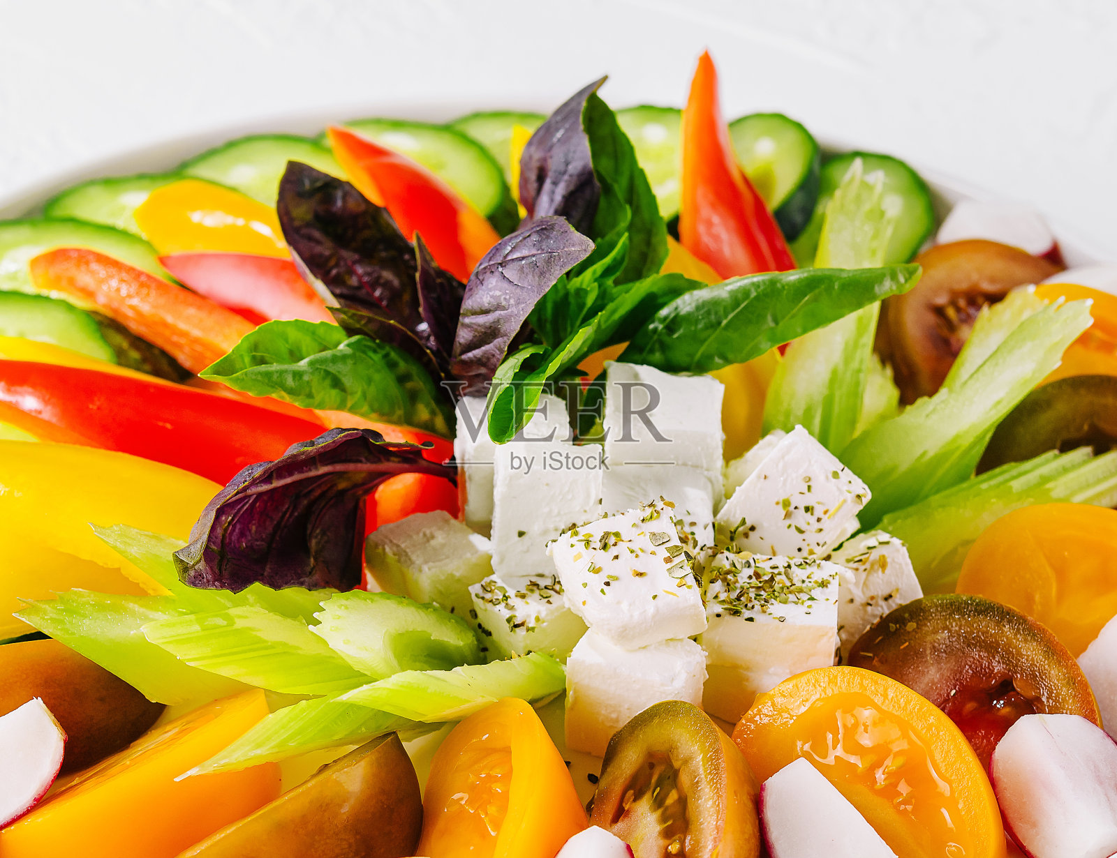 切碎的黄瓜，西红柿，辣椒，萝卜和羊乳酪照片摄影图片