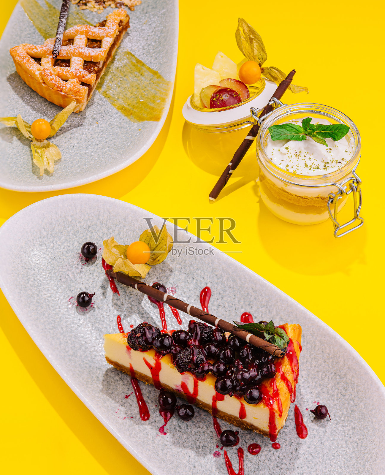 美味的芝士蛋糕，配上黑加仑子和草莓酱照片摄影图片