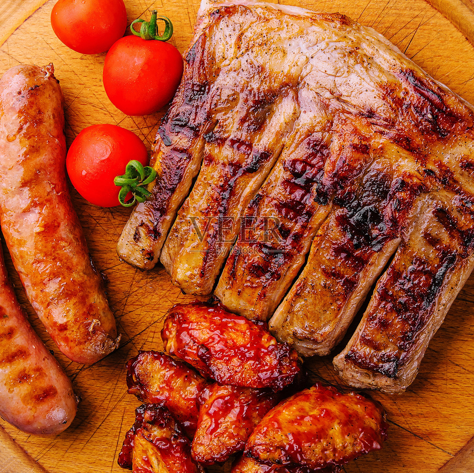 木板烤鸡排骨和香肠照片摄影图片