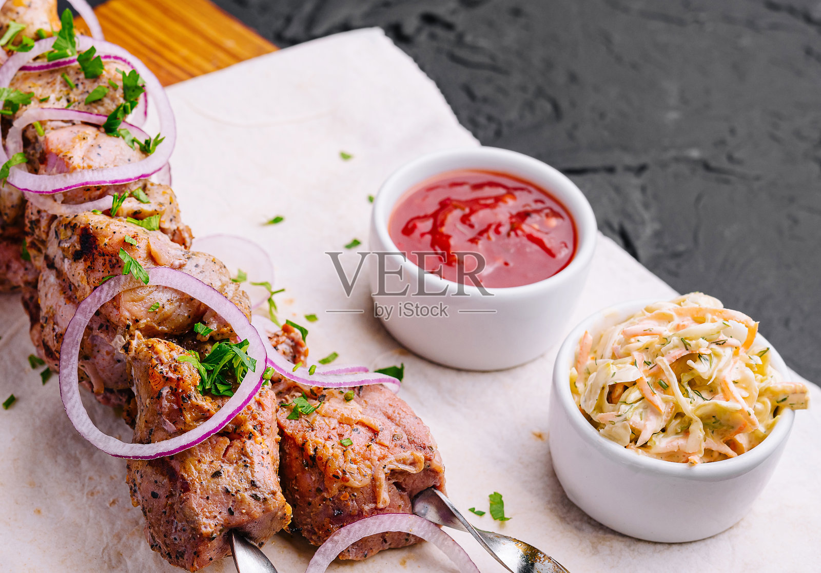 多汁的猪肉串放在装饰板上照片摄影图片